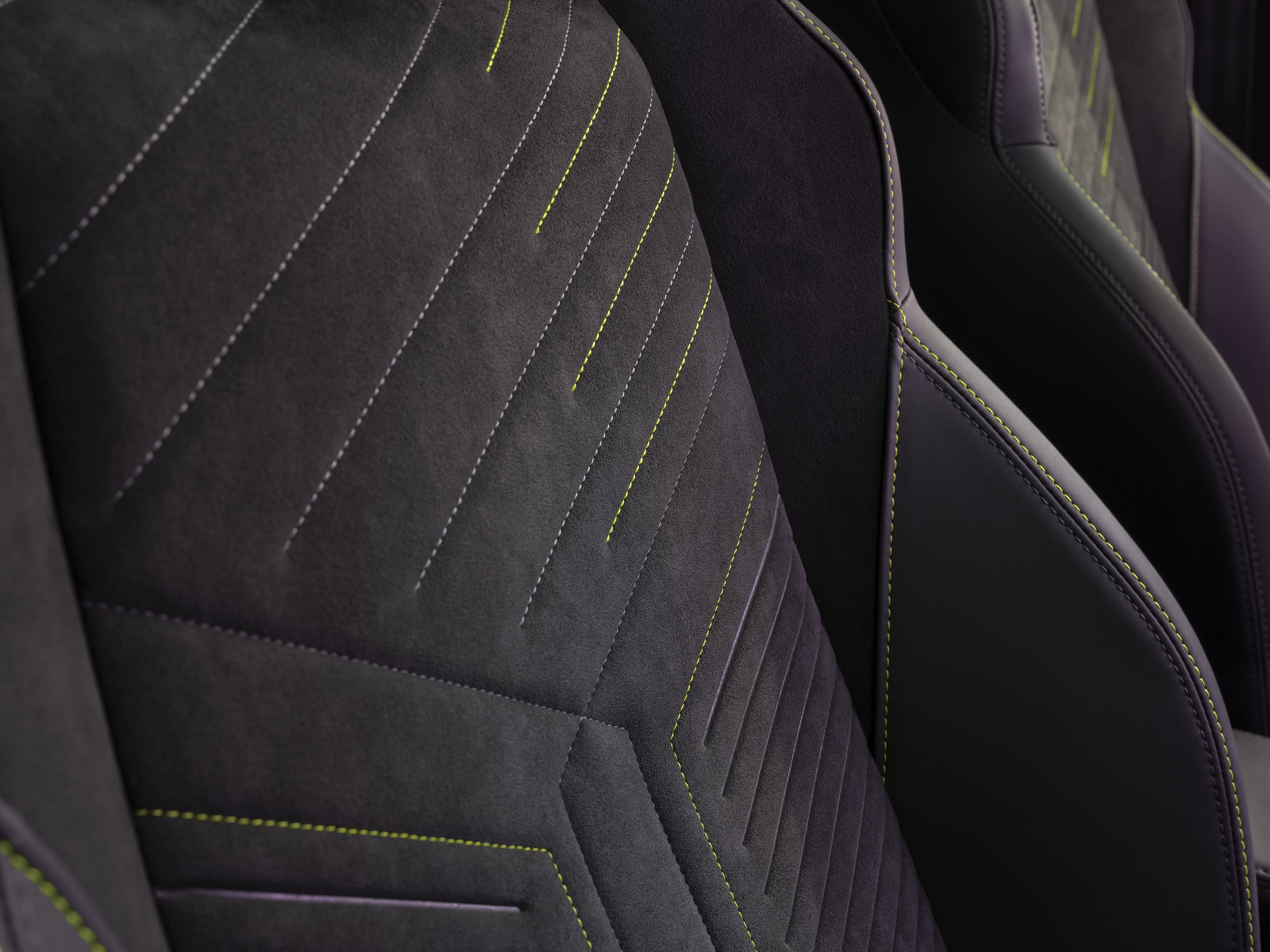 Vista cercana del asiento GT con costuras y acabados de alta calidad.