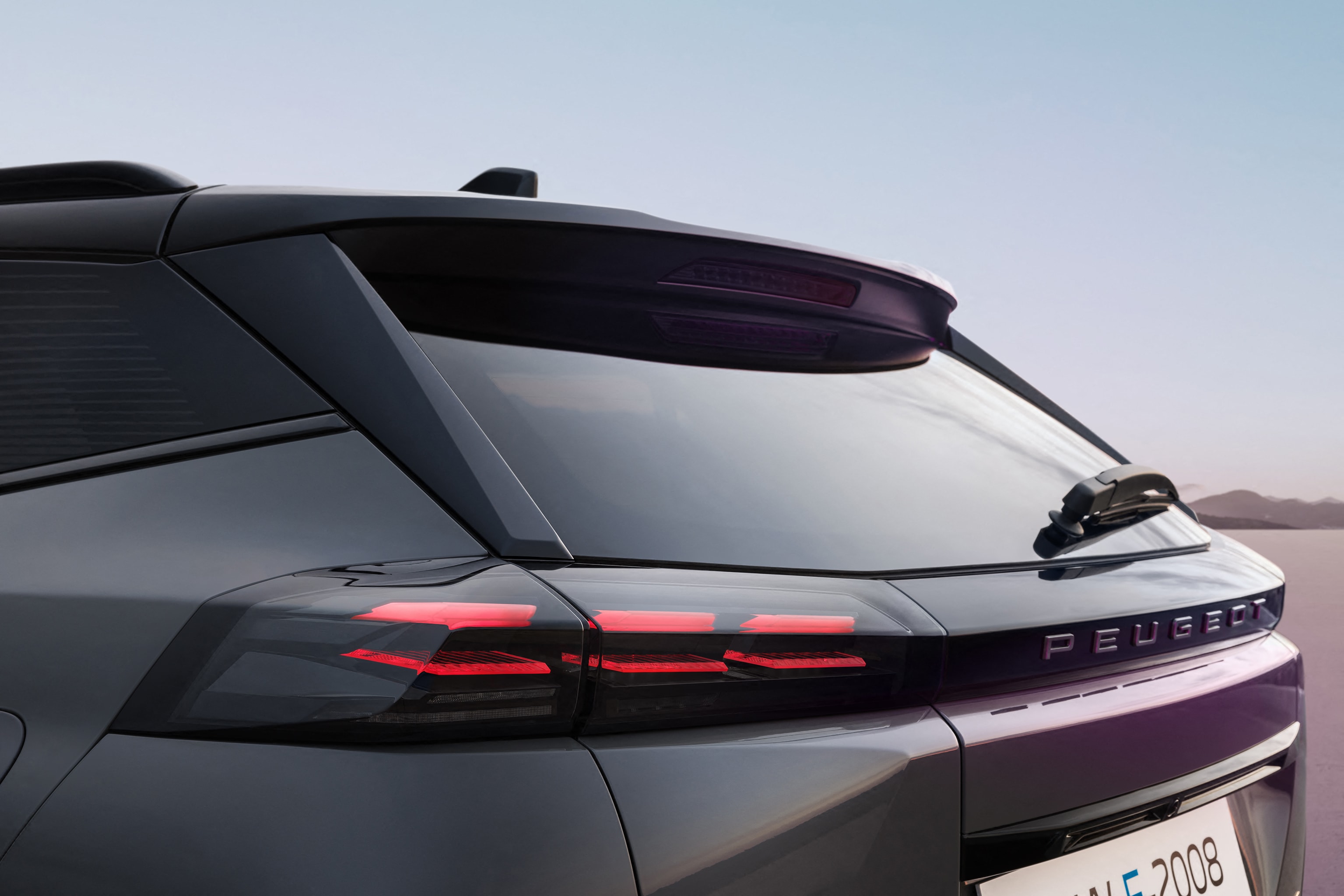 Detalle de las luces traseras con la firma luminosa característica de la marca.