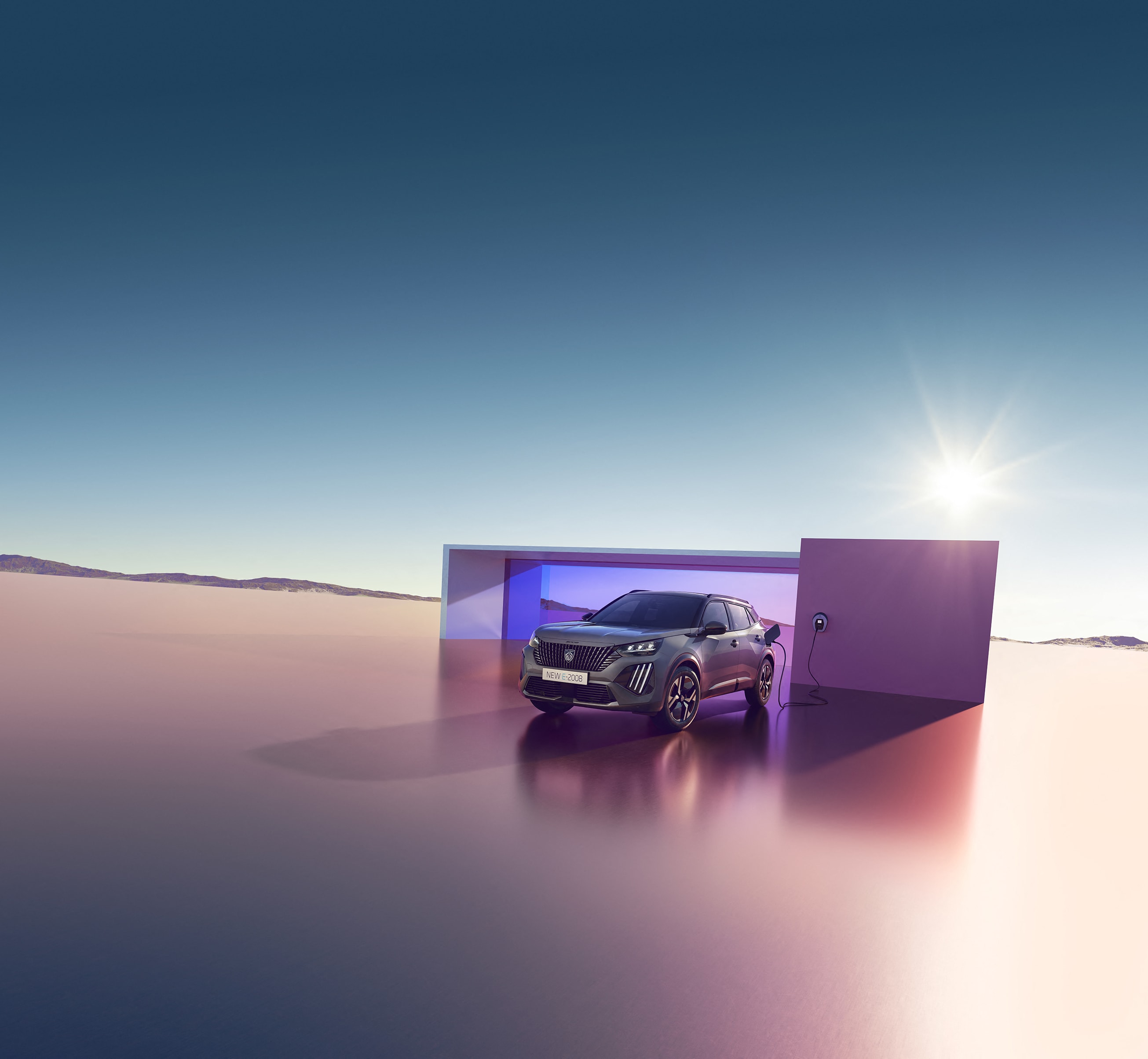 Peugeot e-2008 en entorno desértico, mostrando su diseño en contexto natural.