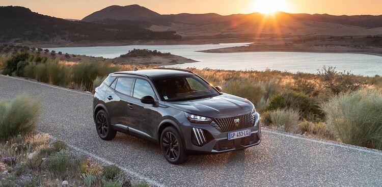 Peugeot e-2008 visto de lado con la puesta de sol. Peugeot e-2008 visto de lado con la puesta de sol.