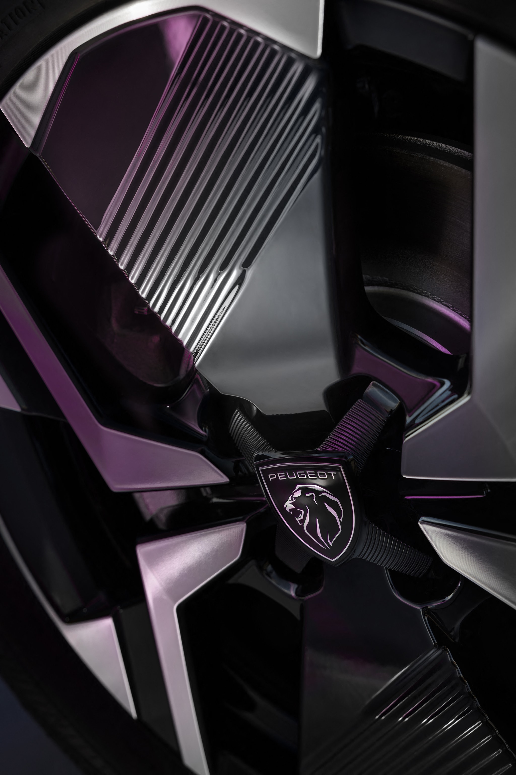 Imagen detallada de la llanta, realzando el diseño exclusivo de Peugeot.