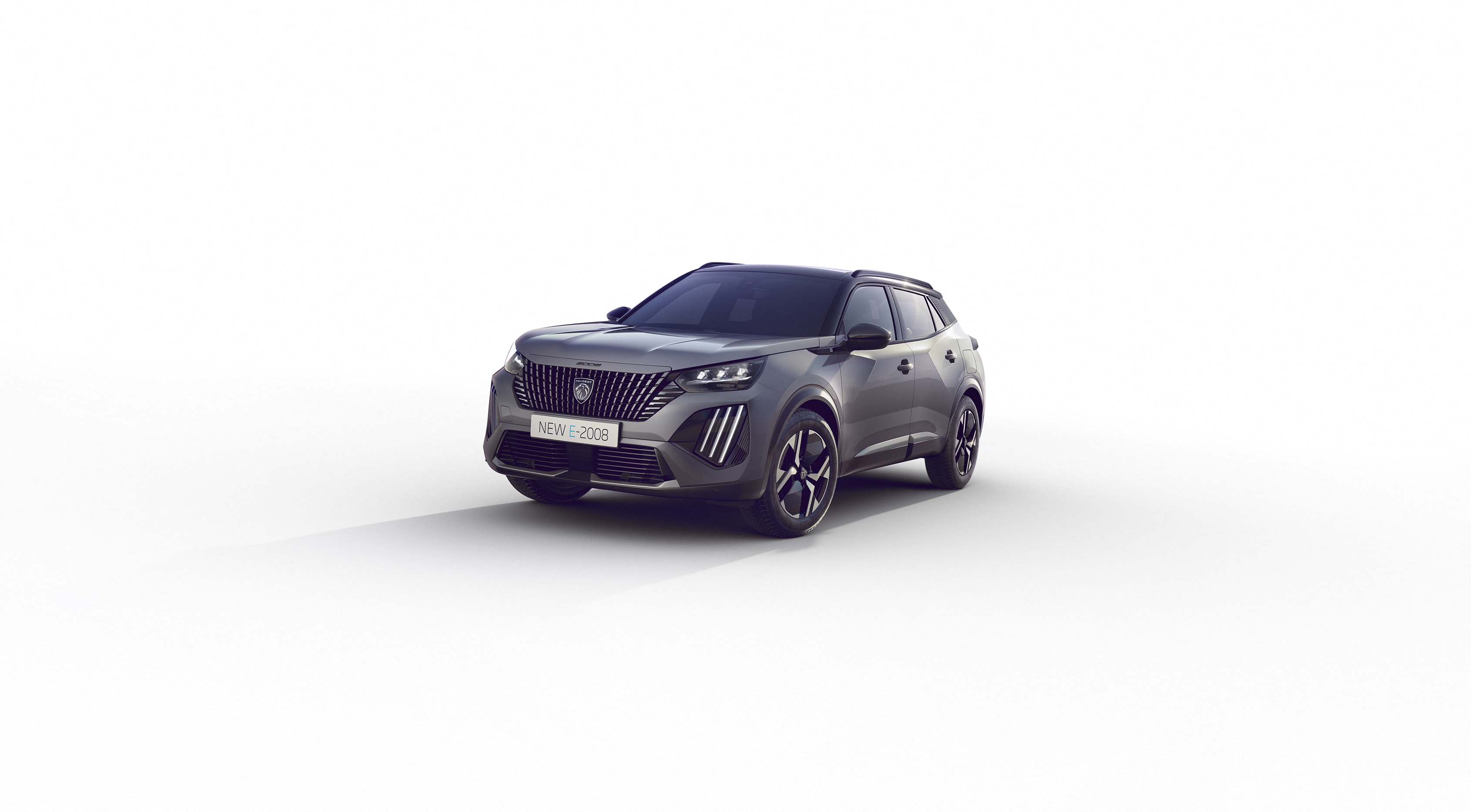 Vista delantera y lateral del Peugeot e-2008, destacando su diseño distintivo.