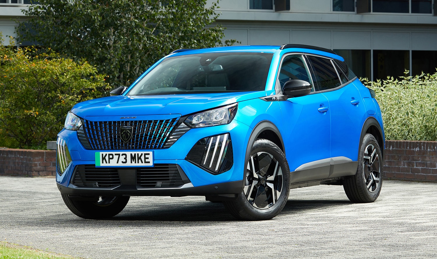 Imagen frontal y lateral del Peugeot e-2008 en color azul vibrante.