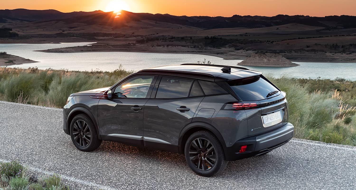 Trasera del e-2008 con una puesta de sol de fondo.