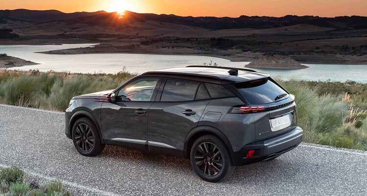 Trasera del e-2008 con una puesta de sol de fondo. Trasera del e-2008 con una puesta de sol de fondo.