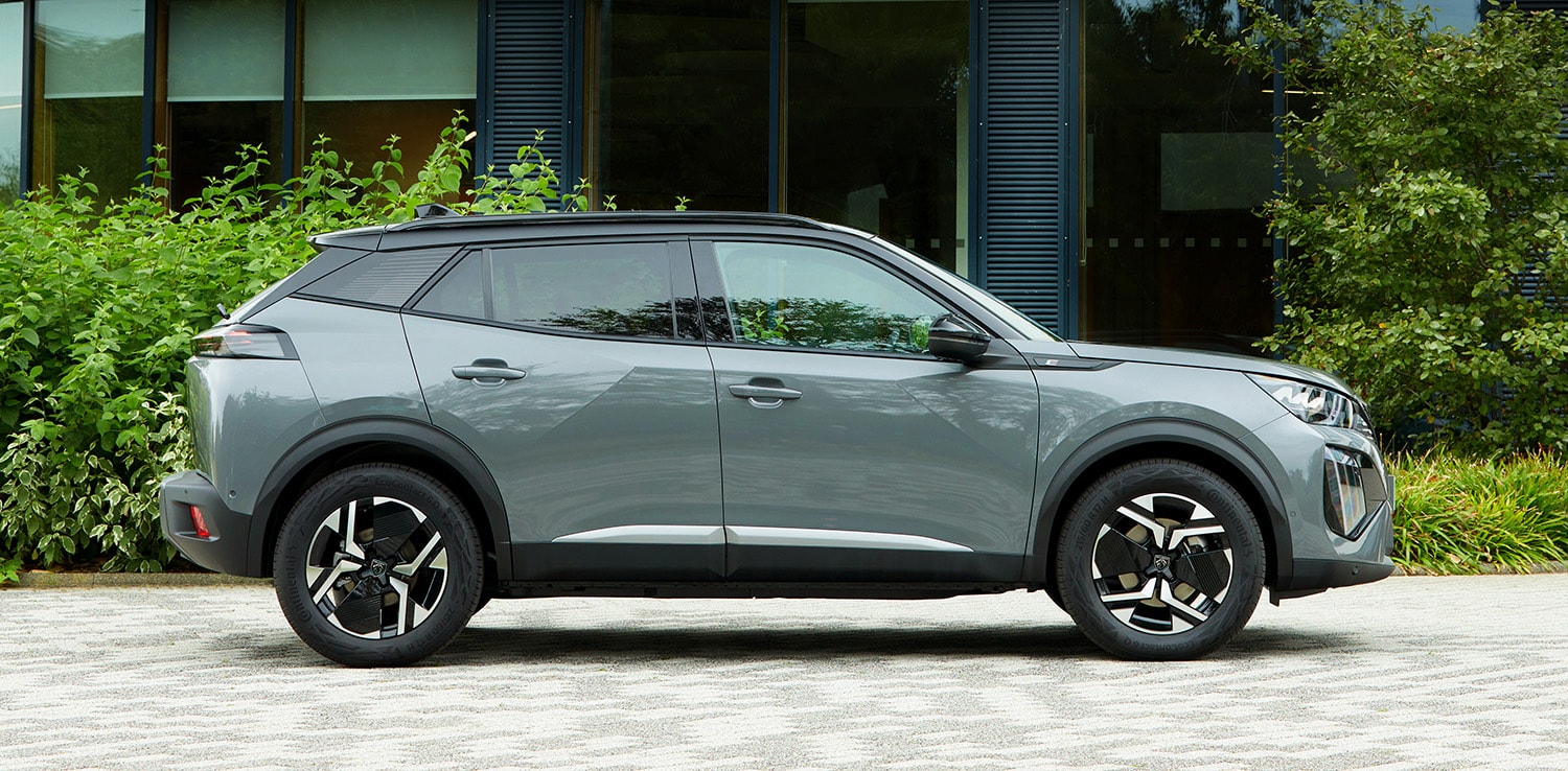 Lateral del Peugeot e-2008 mostrando líneas dinámicas y llantas elegantes.