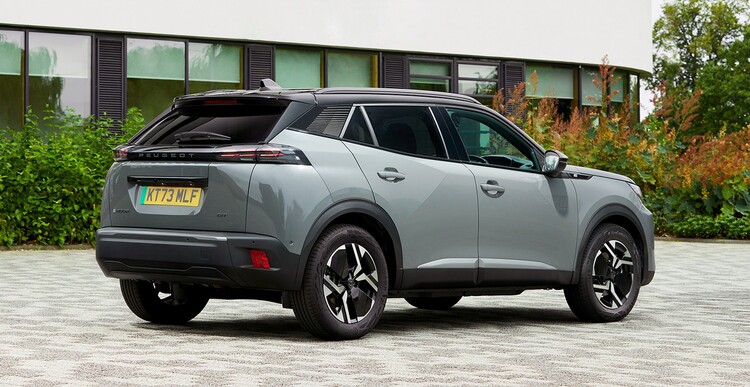 Vista trasera y lateral del Peugeot e-2008, destacando su diseño moderno. Vista trasera y lateral del Peugeot e-2008, destacando su diseño moderno.