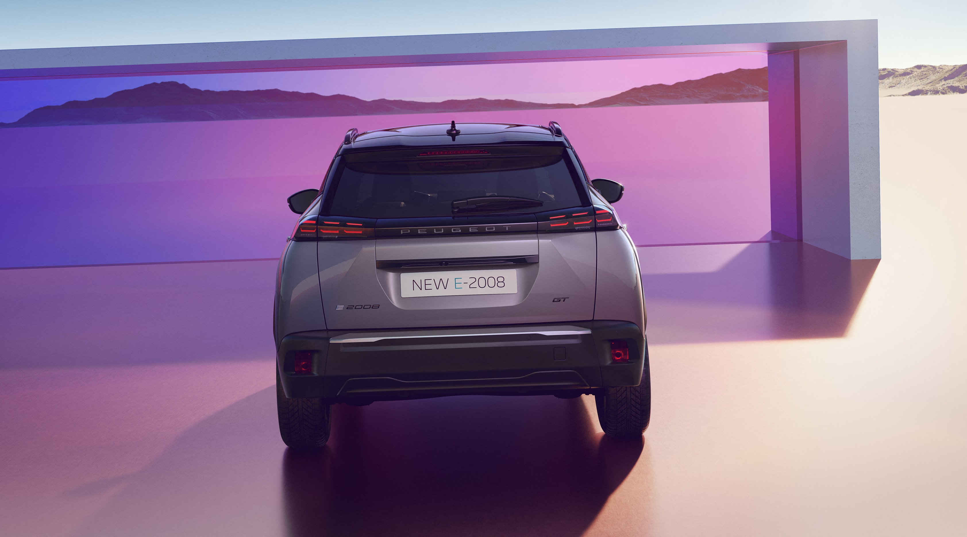 Elegante perspectiva trasera del Peugeot e-2008 con ópticas LED distintivas.
