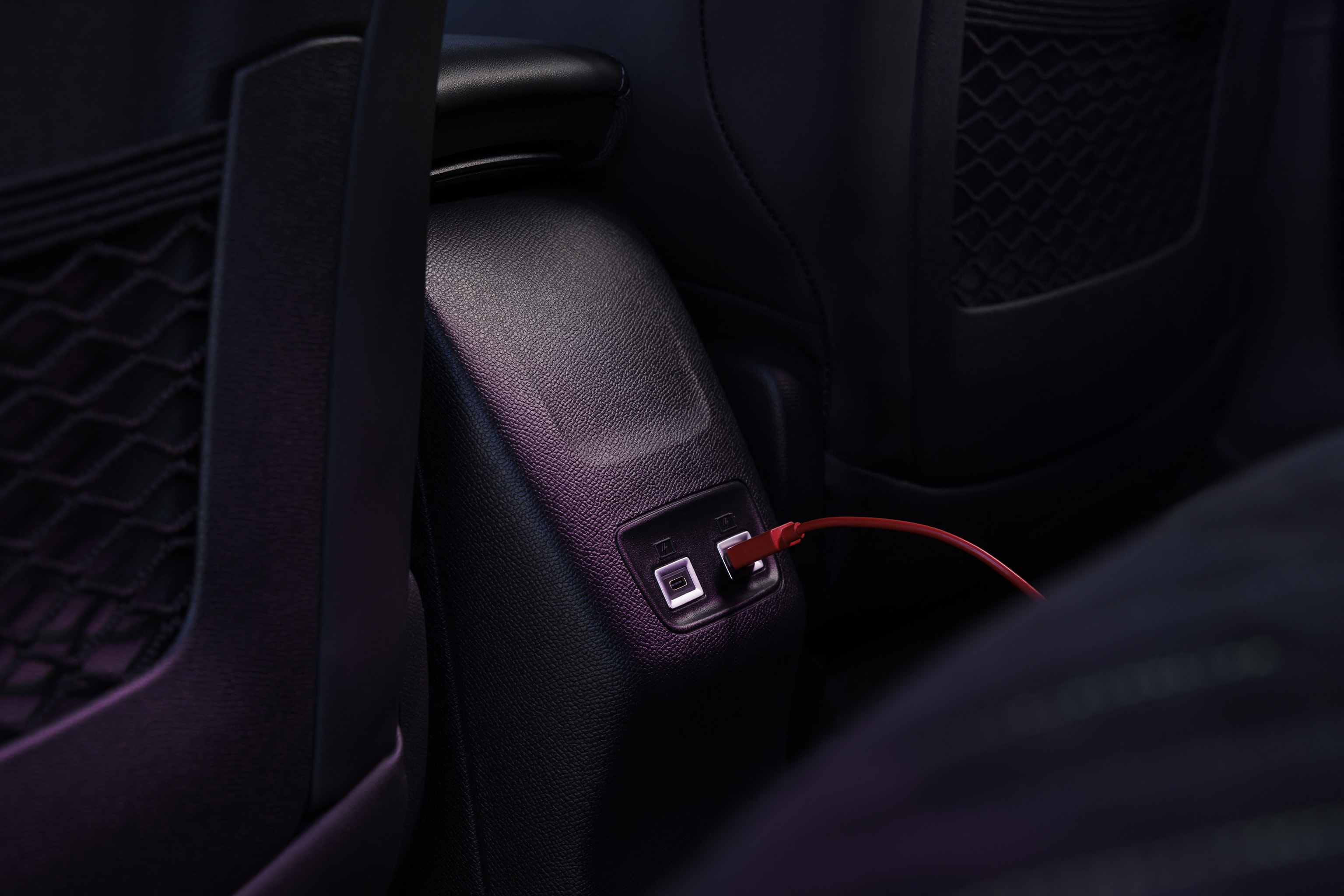 Puertos USB para pasajeros traseros, enfocados en la conectividad y comodidad.