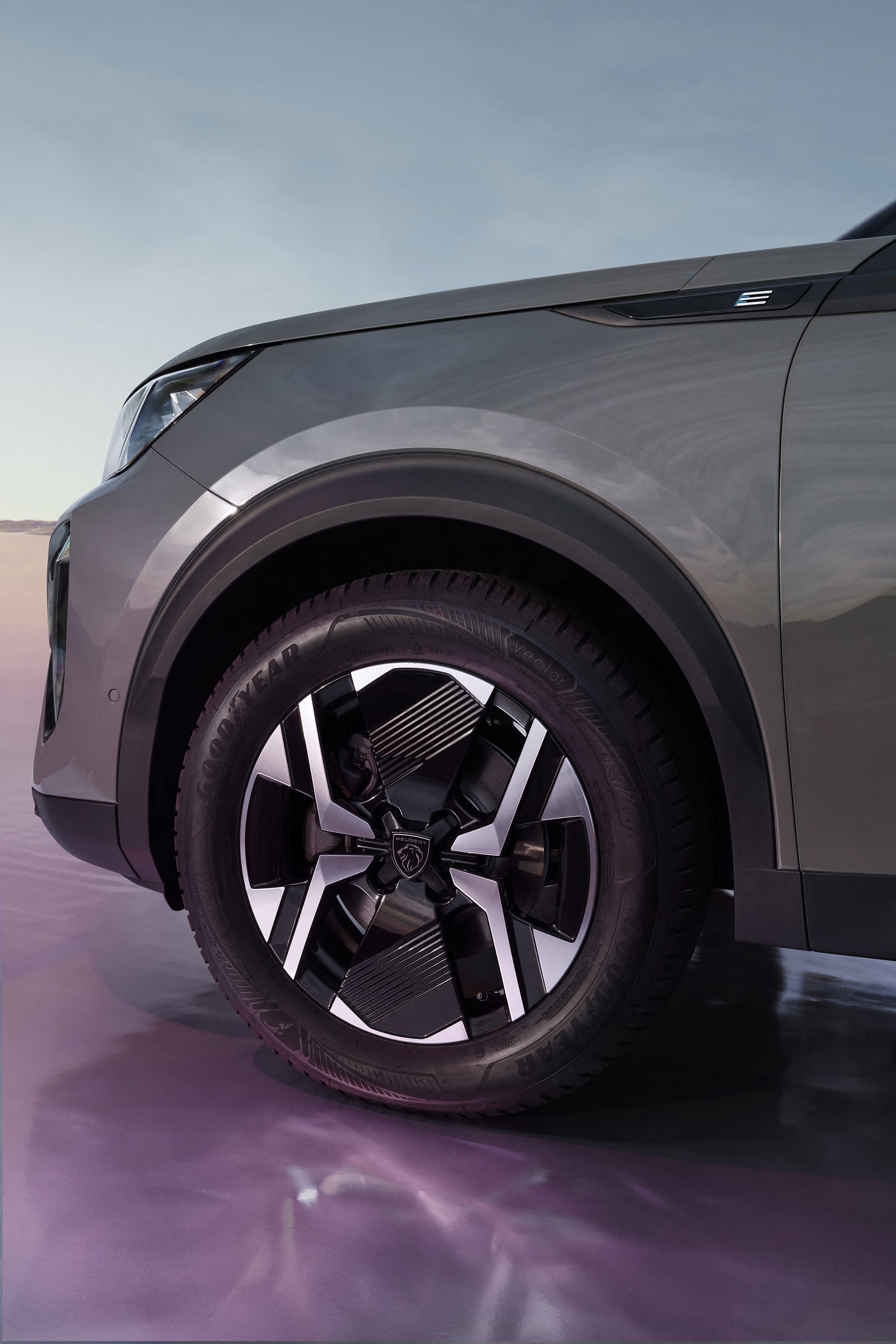 Imagen que destaca las ruedas con diseño exclusivo del Peugeot e-2008