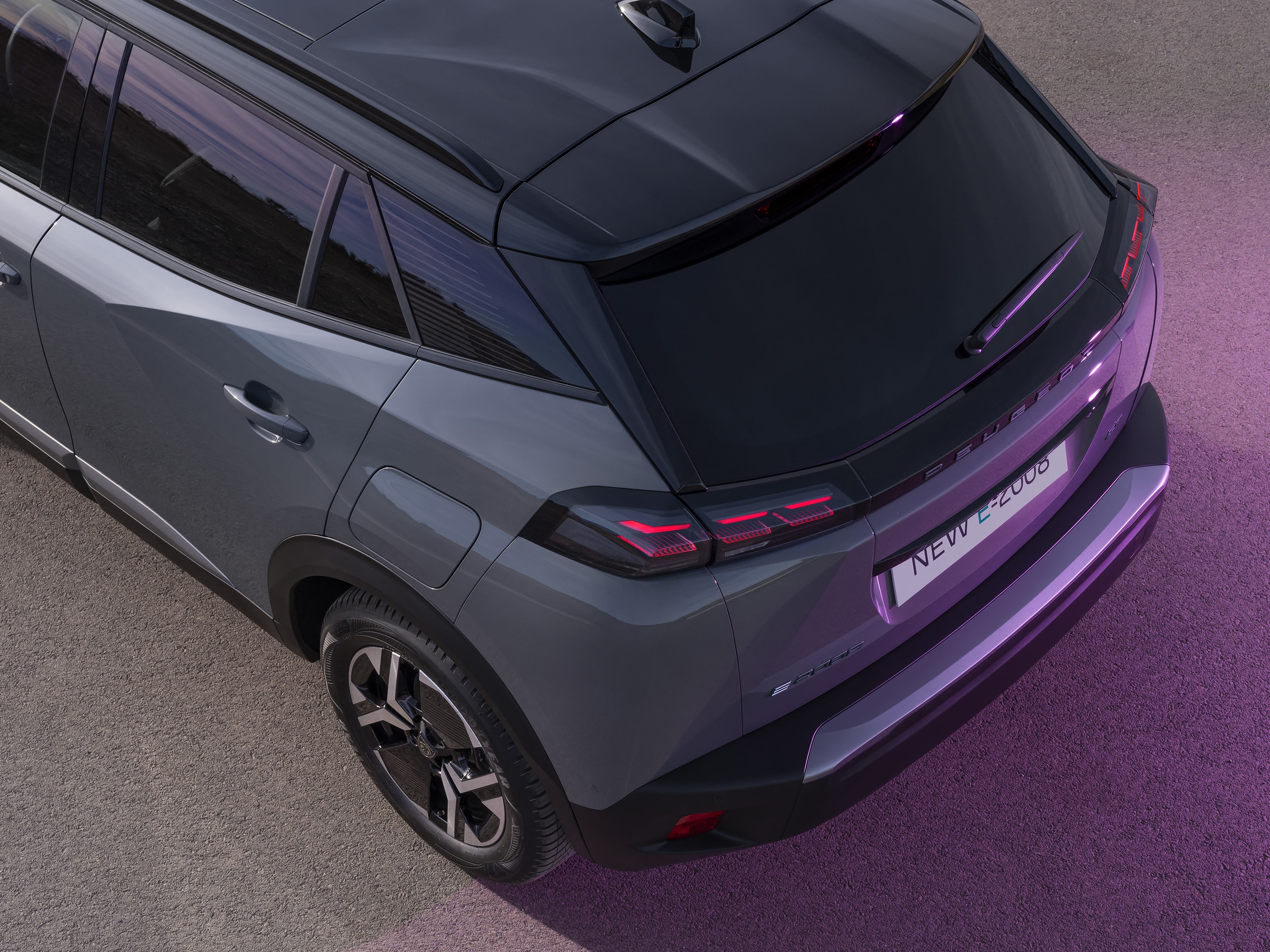 Imagen de la parte trasera del Peugeot e-2008 mostrando sus luces LED y diseño.