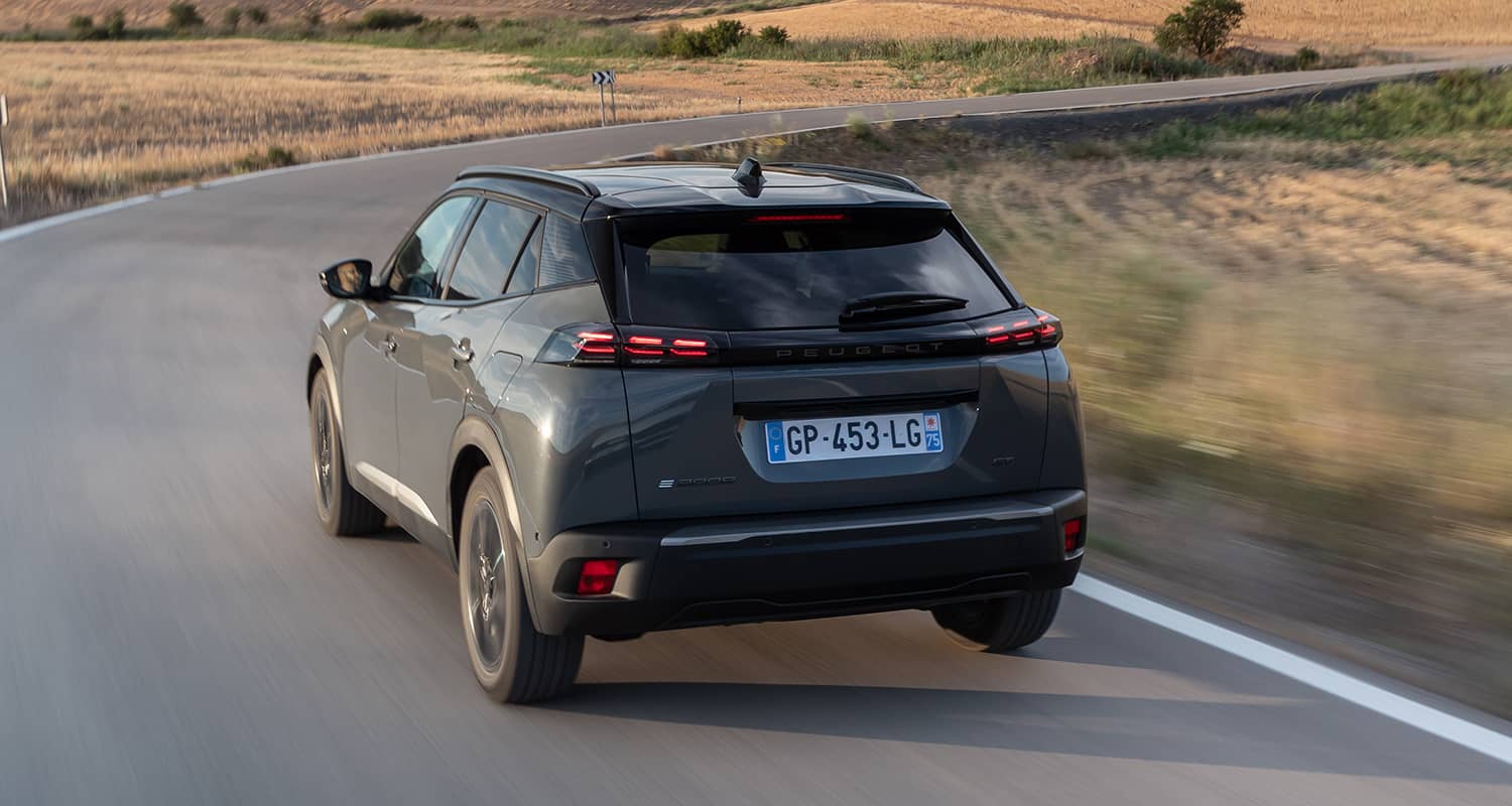 Imagen dinámica de la trasera y perfil del Peugeot e-2008.