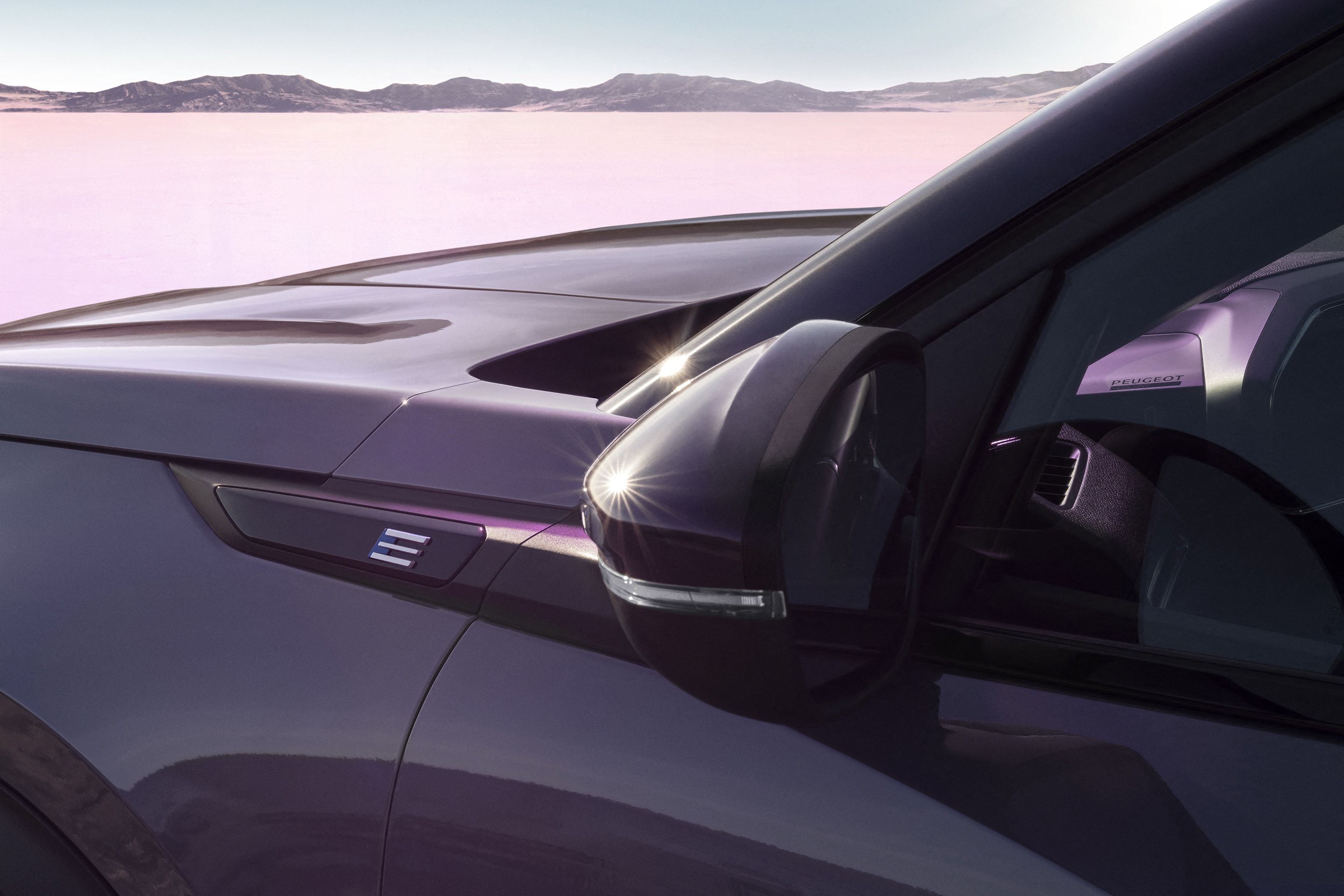 Perfil lateral que muestra el diseño del espejo con integración de indicadores LED.