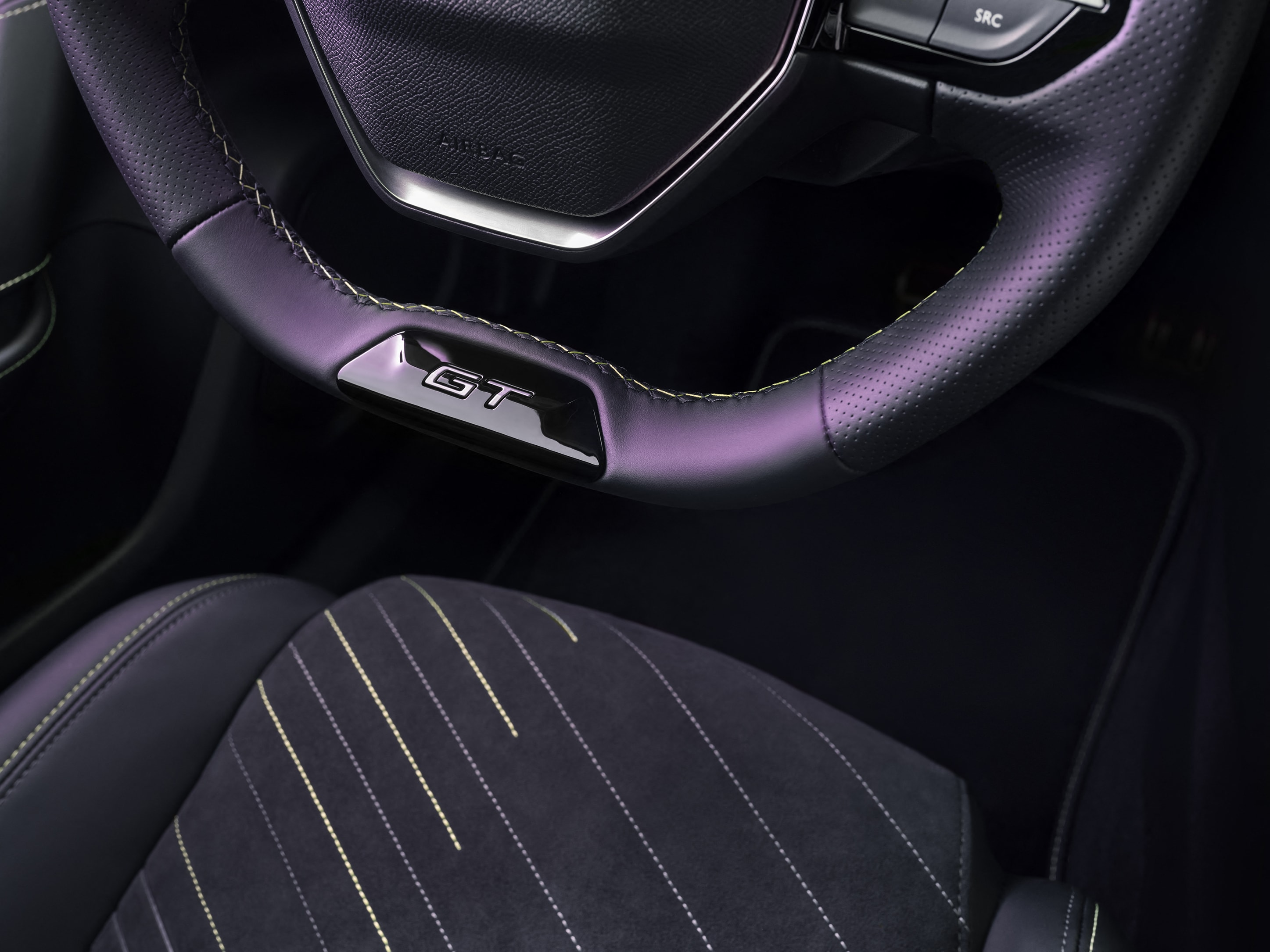 Detalle del volante con insignia GT y acabados premium en el Peugeot e-2008.