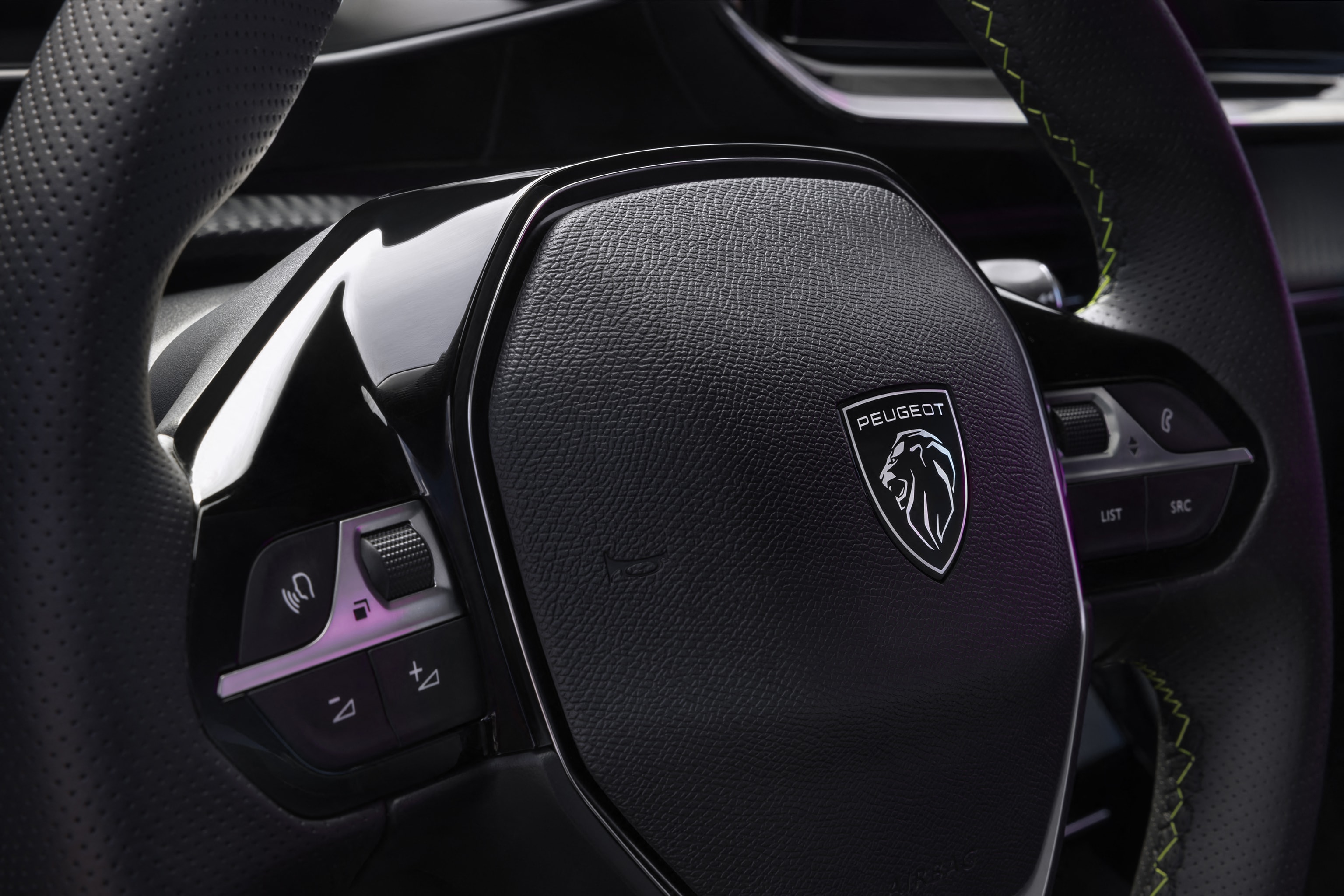 Detalles del volante multifunción resaltando la insignia de Peugeot