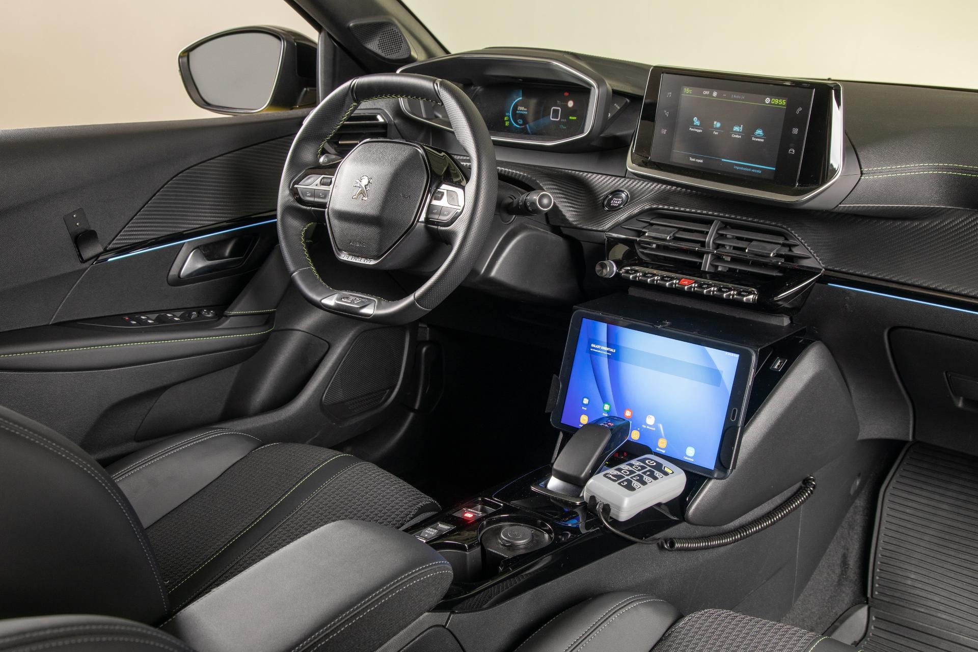 Detalle de los asientos del Peugeot e-208, enfatizando su ergonomía y confort.