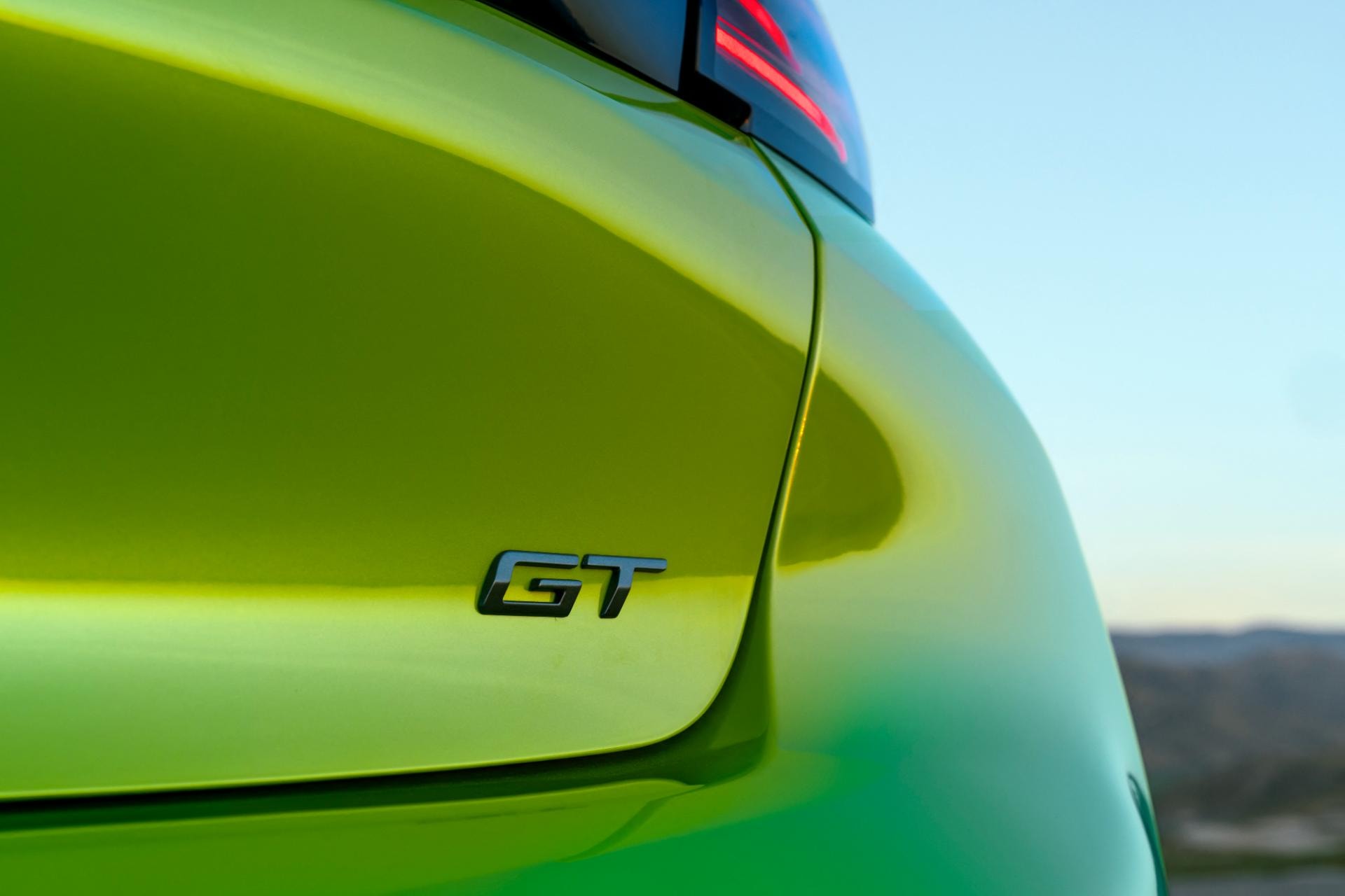 Detalle del emblema GT en la trasera que denota una versión más deportiva.