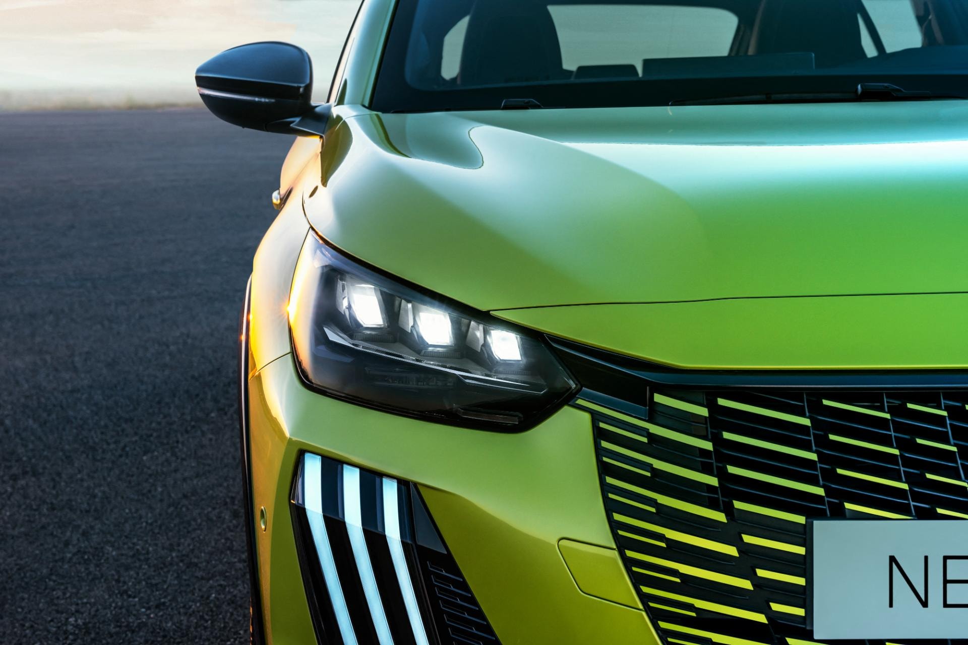 Primer plano de los faros LED con la distintiva firma lumínica de Peugeot.