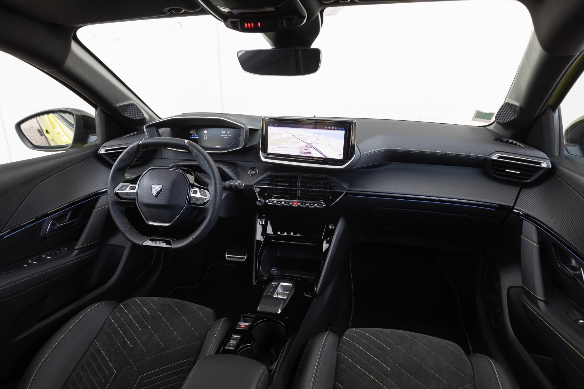 Habitáculo del e-208, mostrando volante y pantalla táctil central.