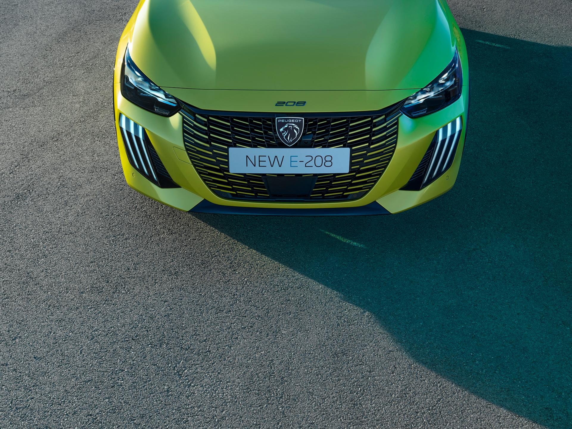 Imagen del frontal del Peugeot e-208, destacando su parrilla y faros distintivos.