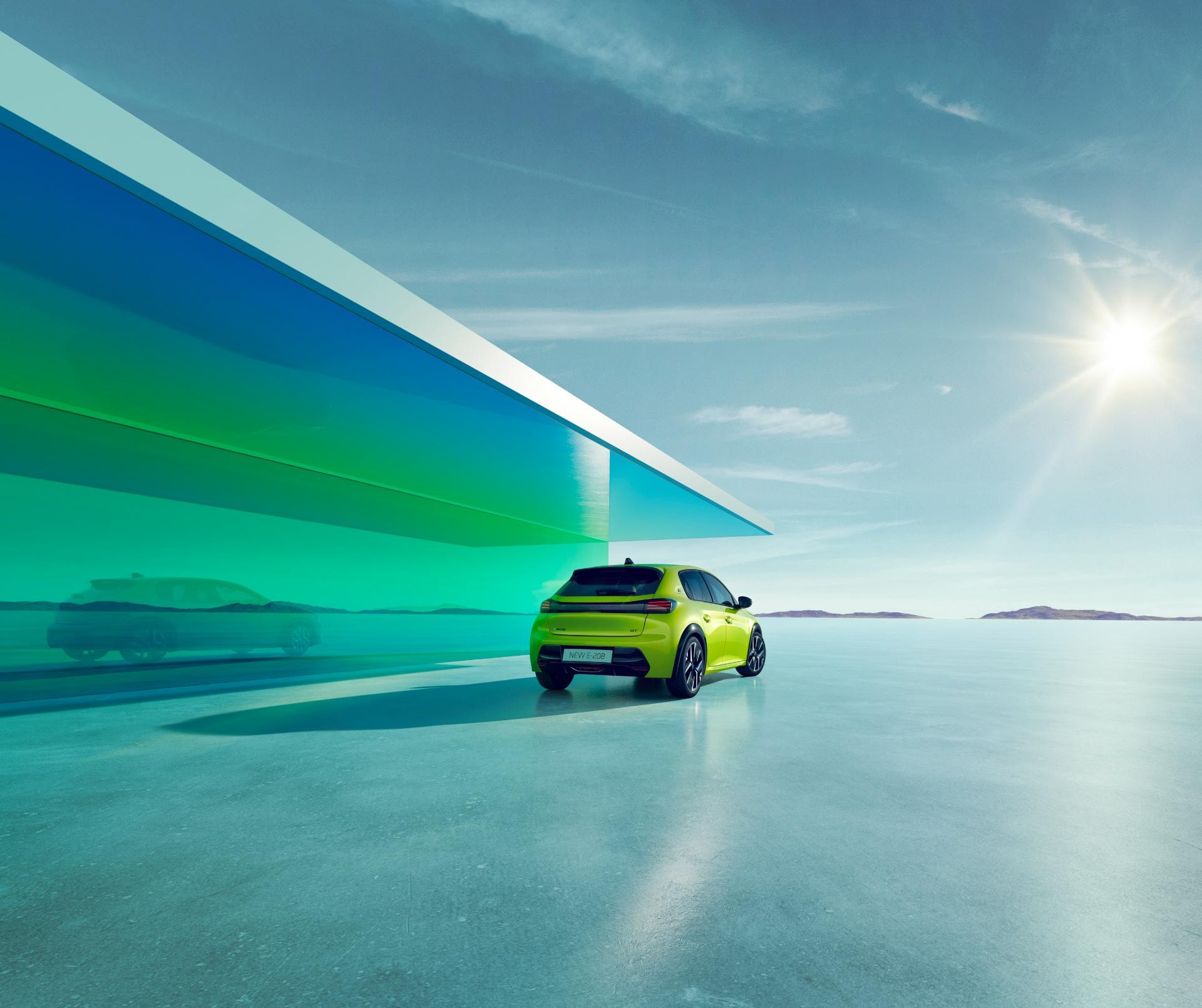 Vista lateral y trasera del Peugeot e-208 en un entorno futurista.