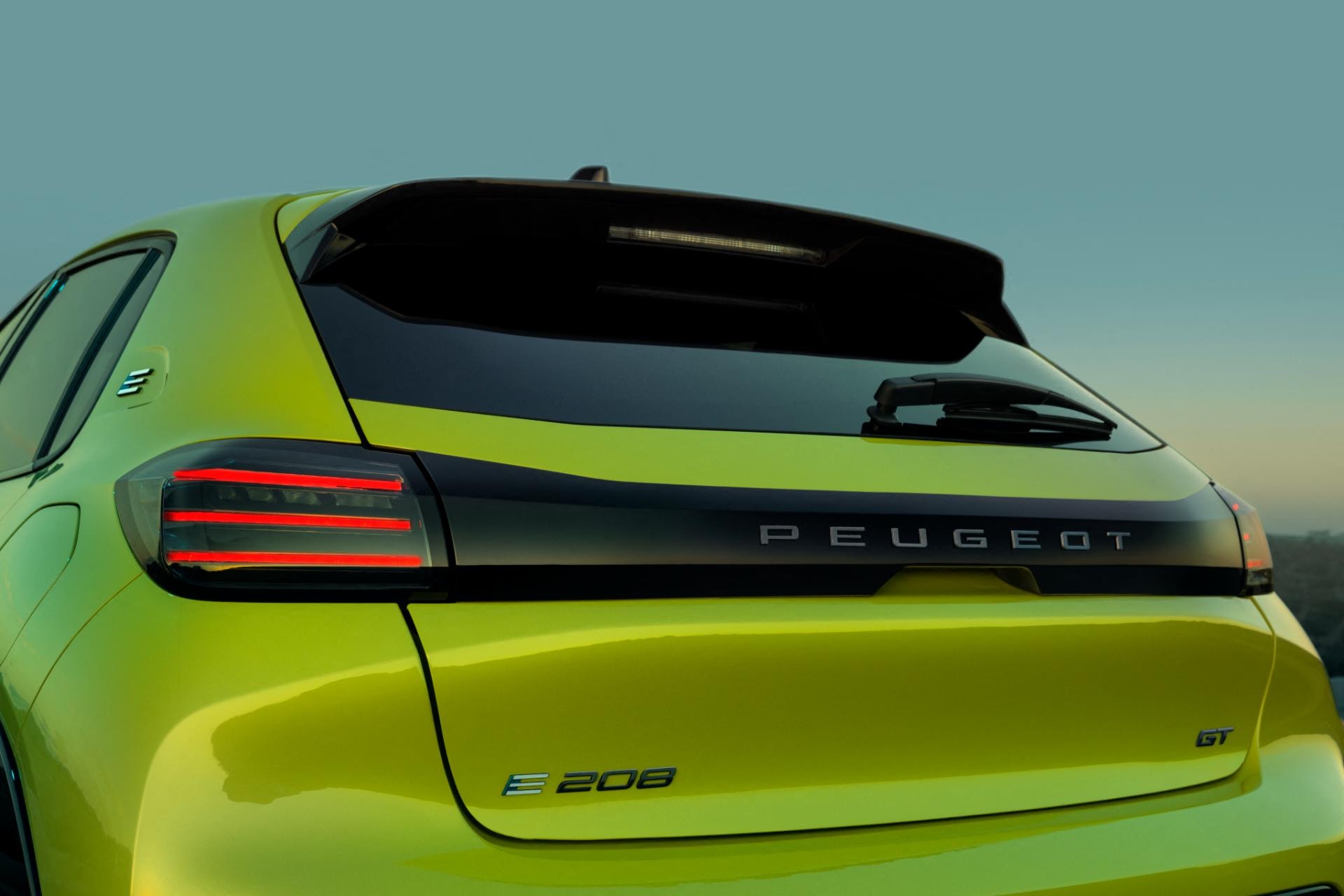 Detalle de la trasera con luces LED horizontales y la marca Peugeot claramente visible.