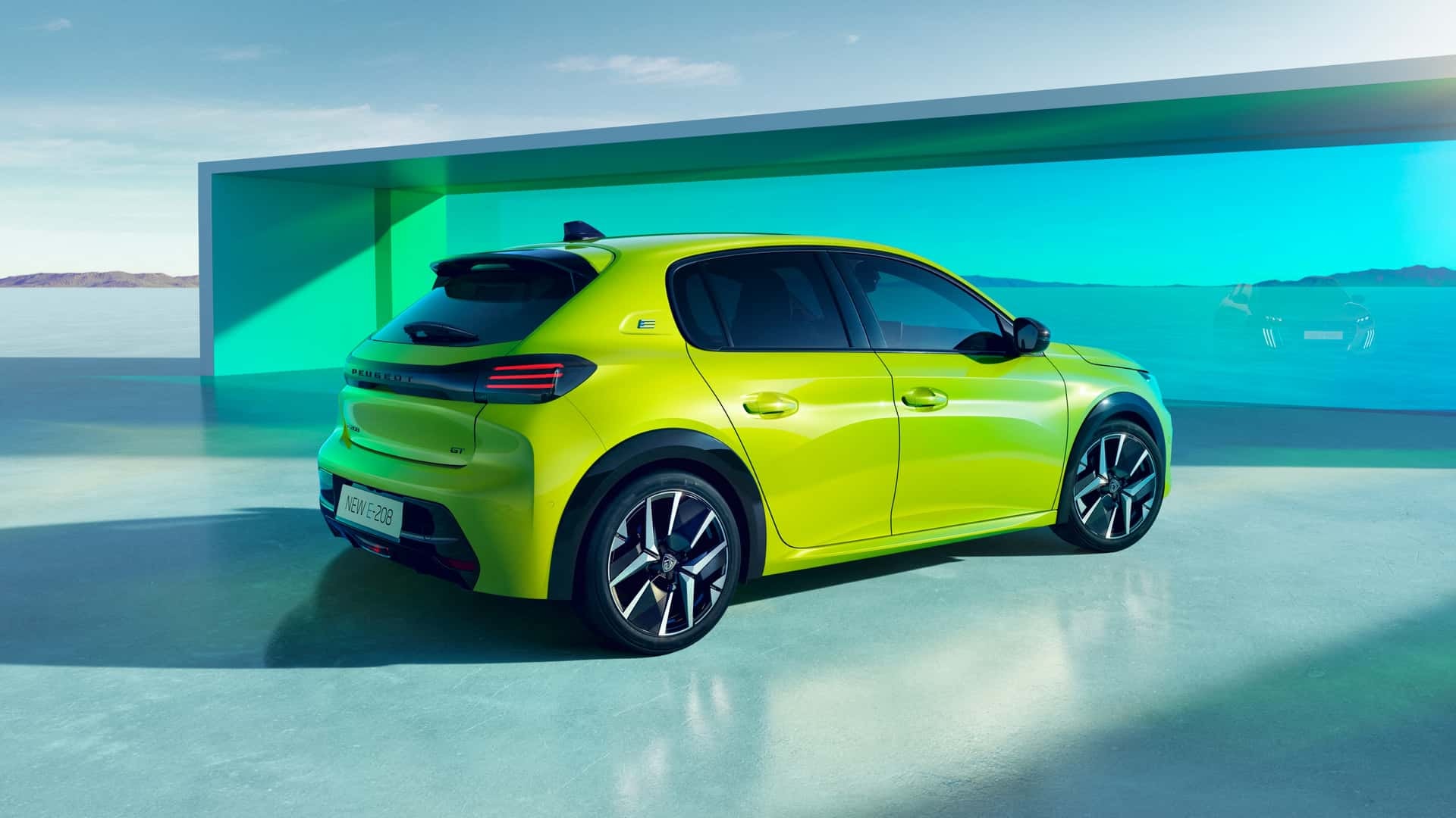 Imagen de la perspectiva trasera y lateral del Peugeot e-208.