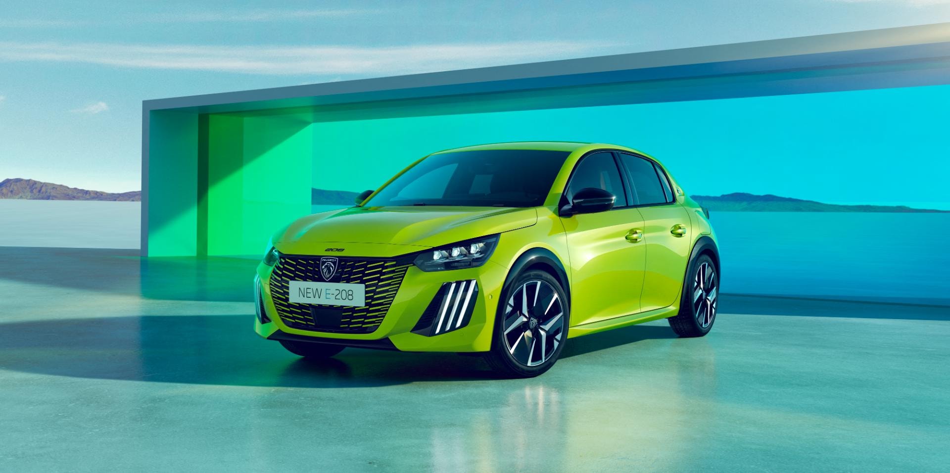 Vista angular del Peugeot e-208, combinando estética con tecnología limpia.