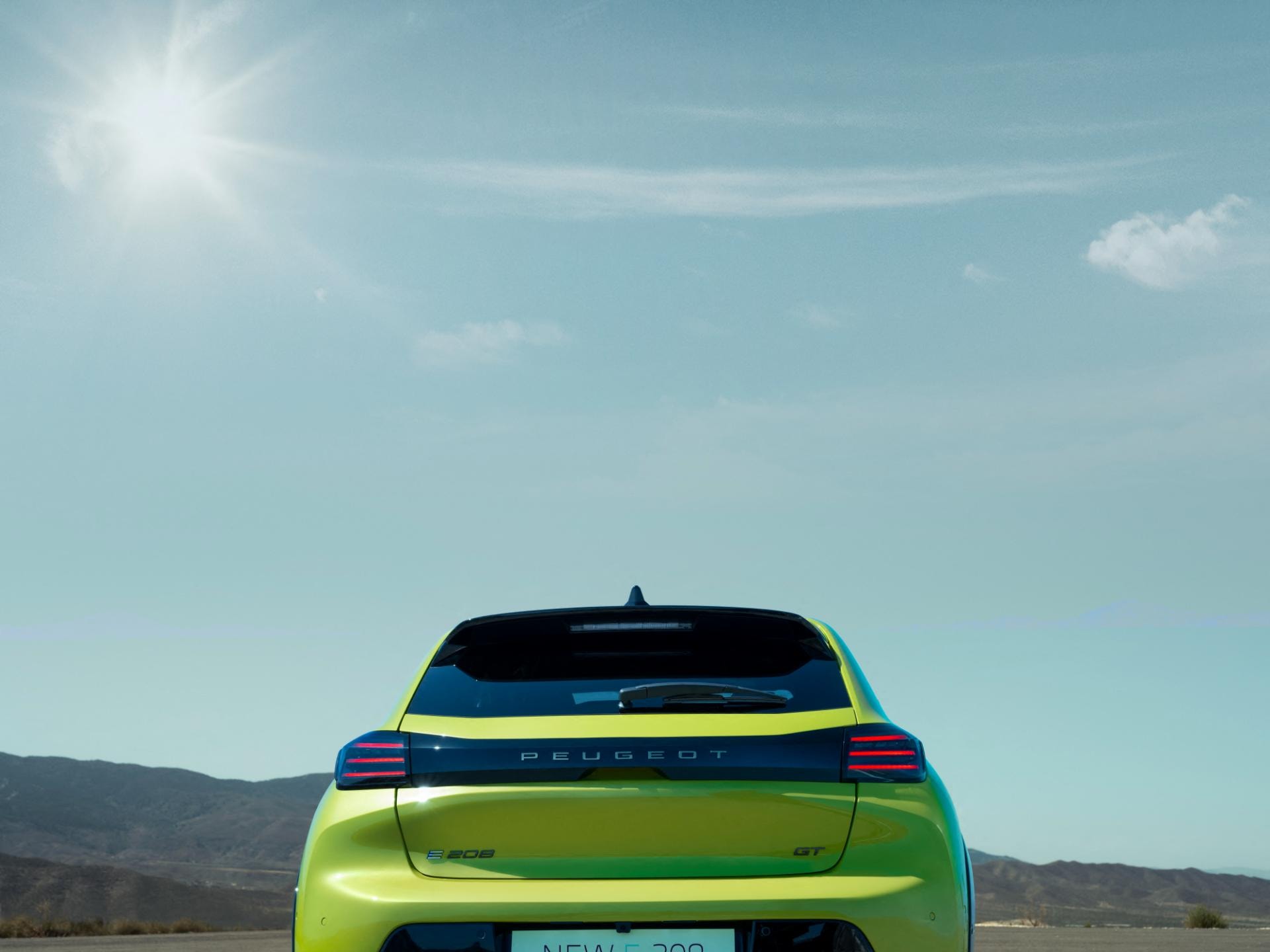 Vista trasera destacando las luces LED y el diseño limpio del e-208.