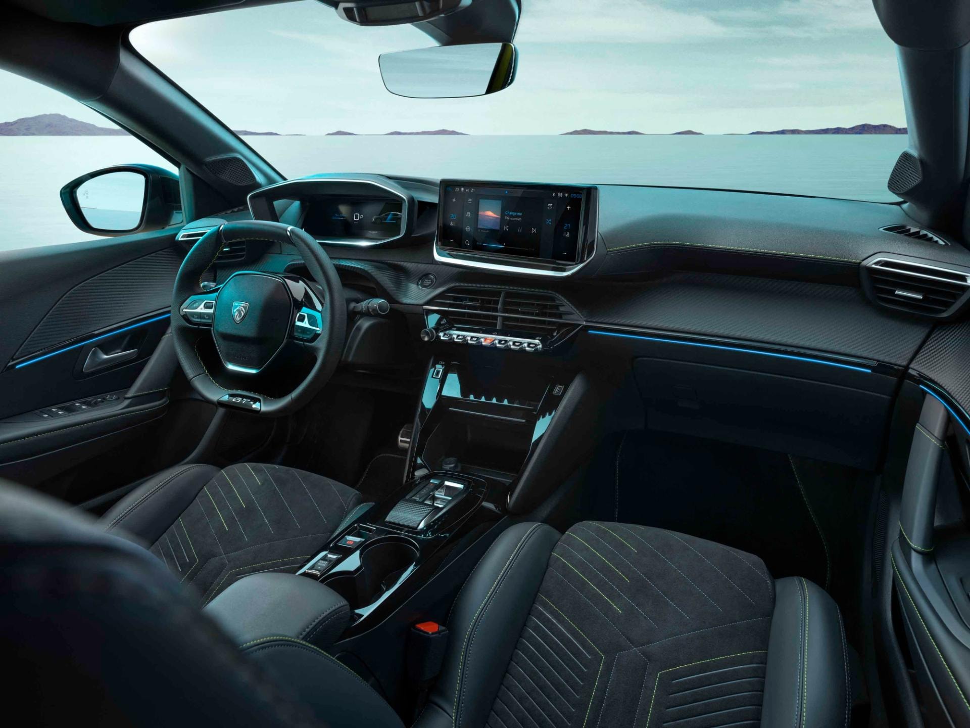 Imagen completa del interior del Peugeot e-208, mostrando el diseño de los asientos y el tablero.