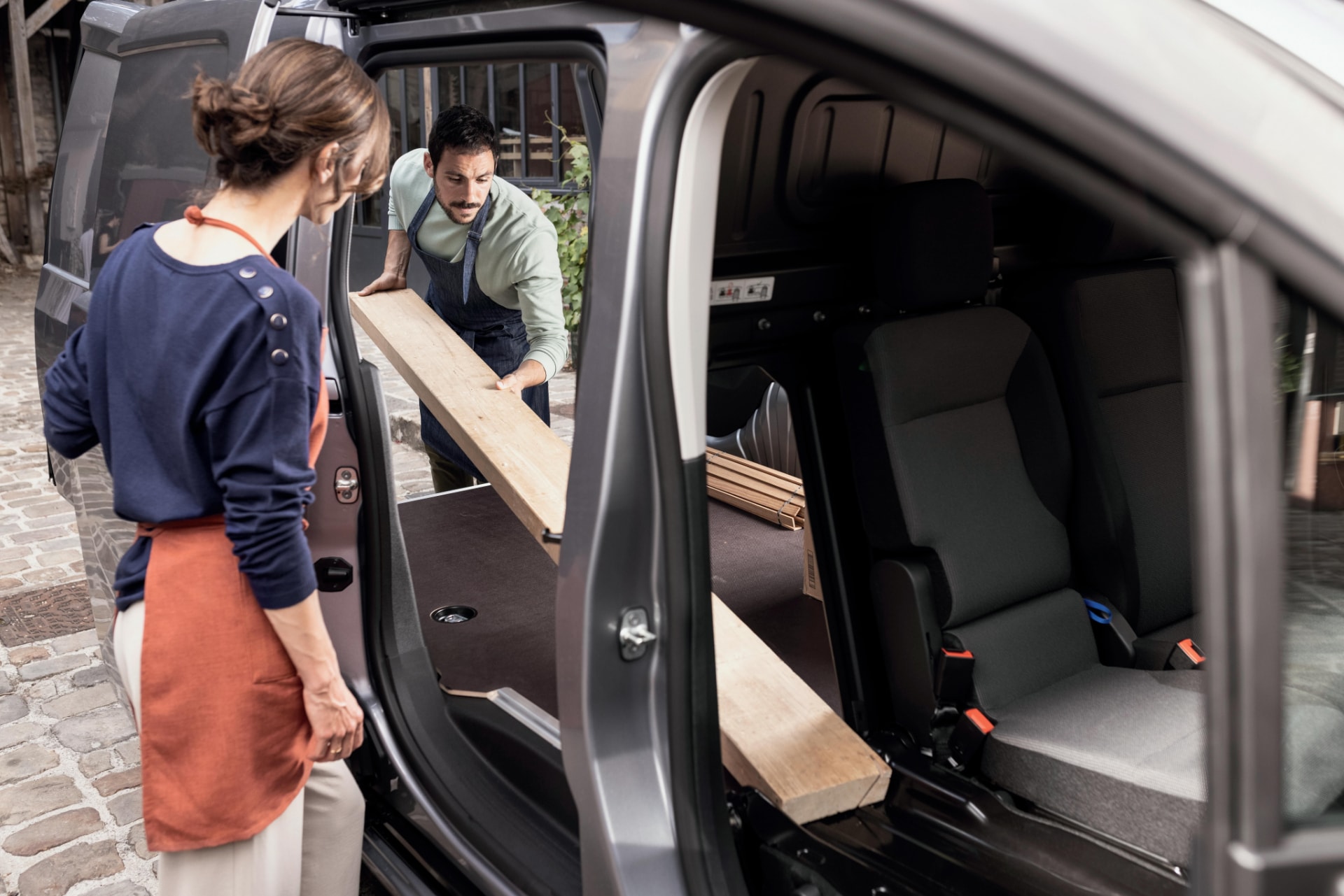 El amplio maletero del Peugeot e-Rifter siendo utilizado para cargar objetos largos.