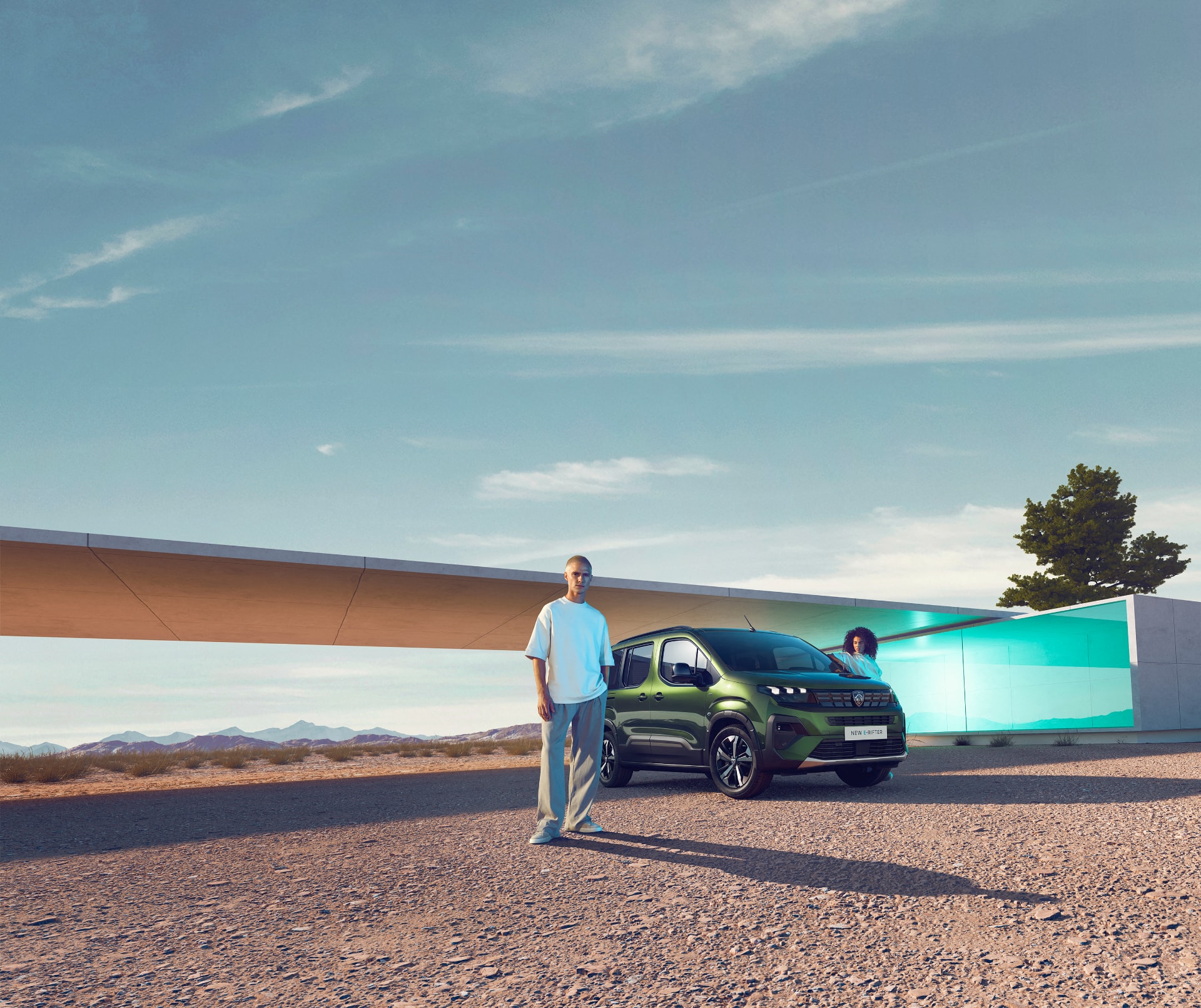 Imagen que muestra el proceso de carga del Peugeot e-Rifter, destacando su funcionalidad eléctrica.