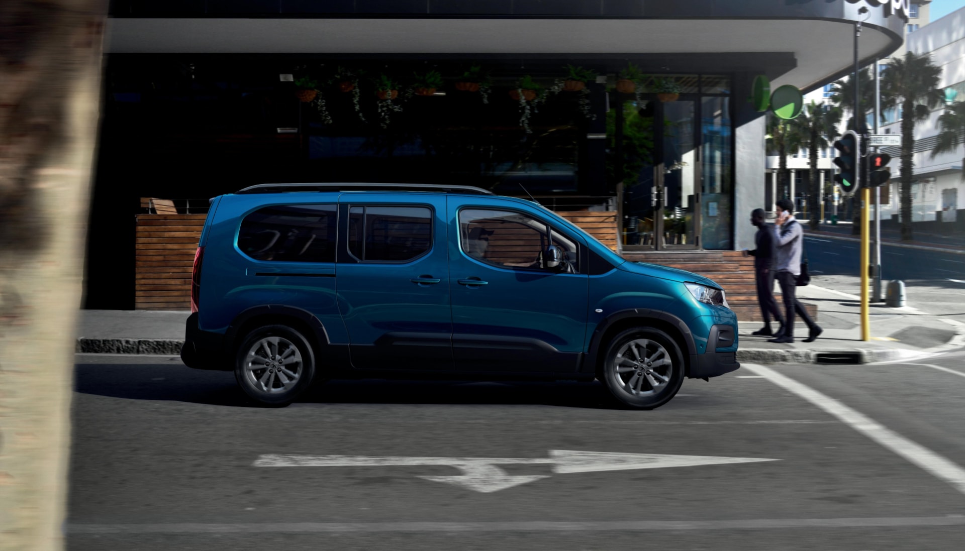 El e-Rifter en un escenario urbano, integrándose perfectamente al entorno de la ciudad.