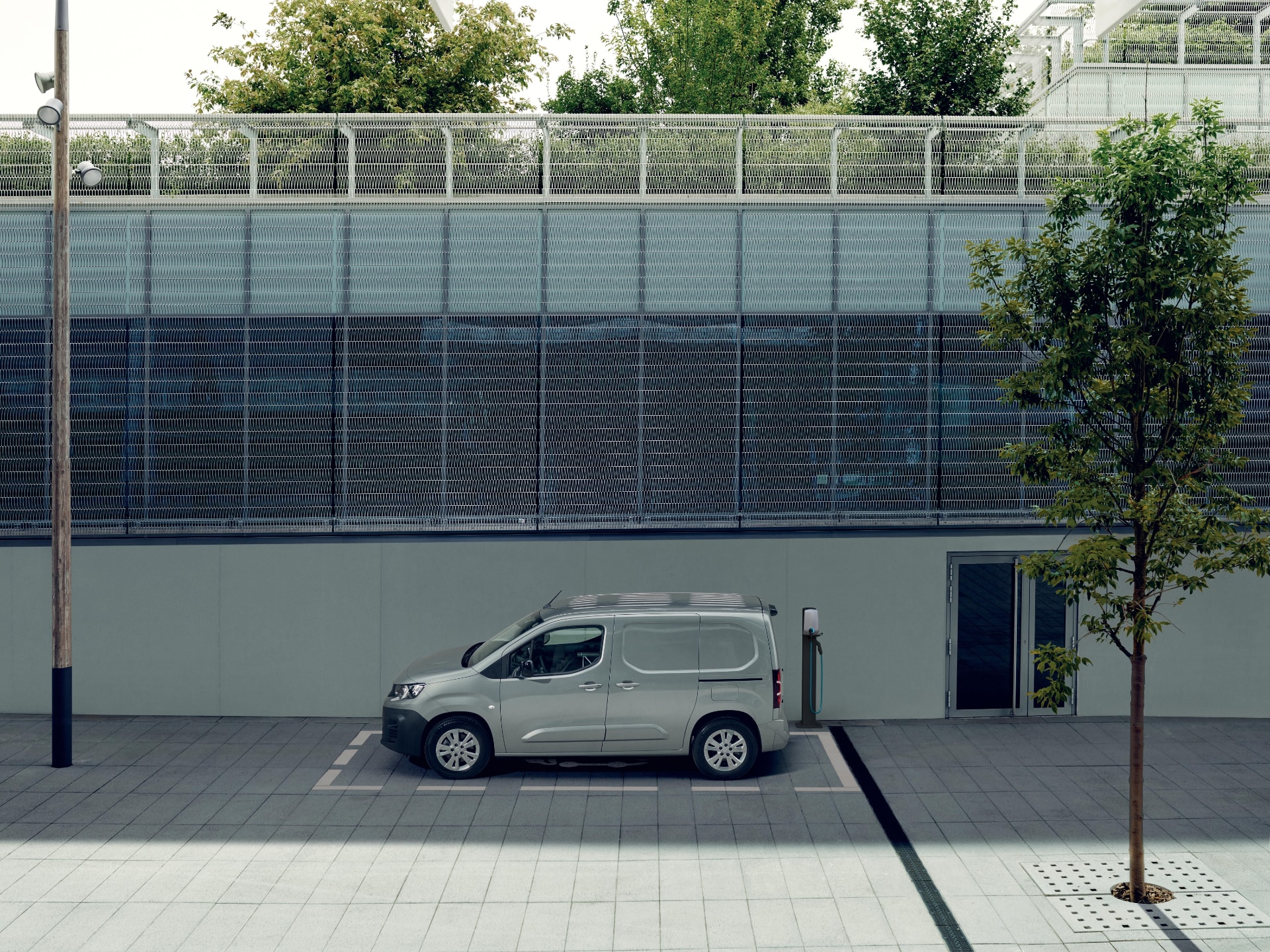 Imagen lateral del Peugeot e-Rifter que muestra su línea y diseño.