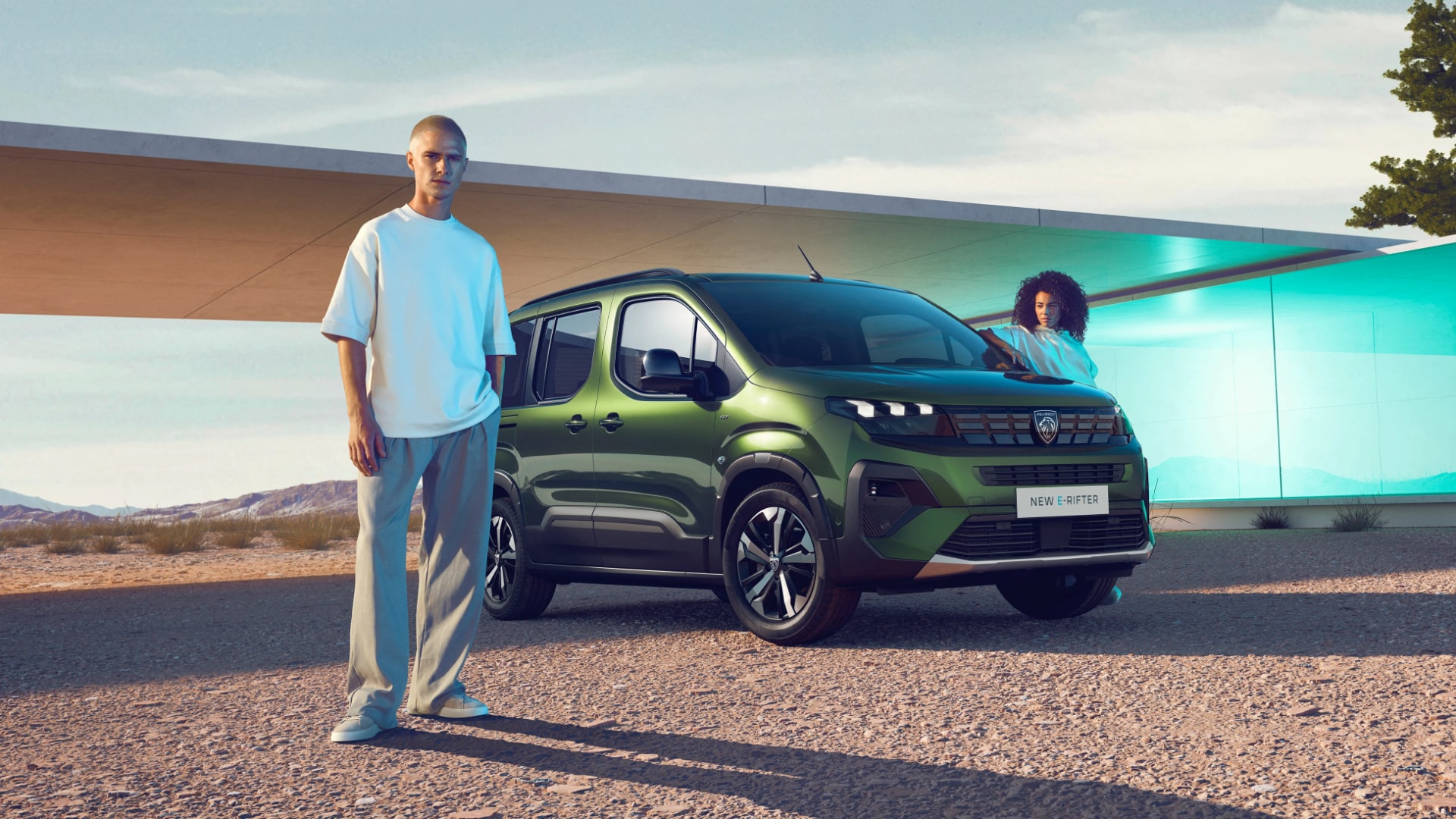 Peugeot e-Rifter estacionado con dos personas al lado.