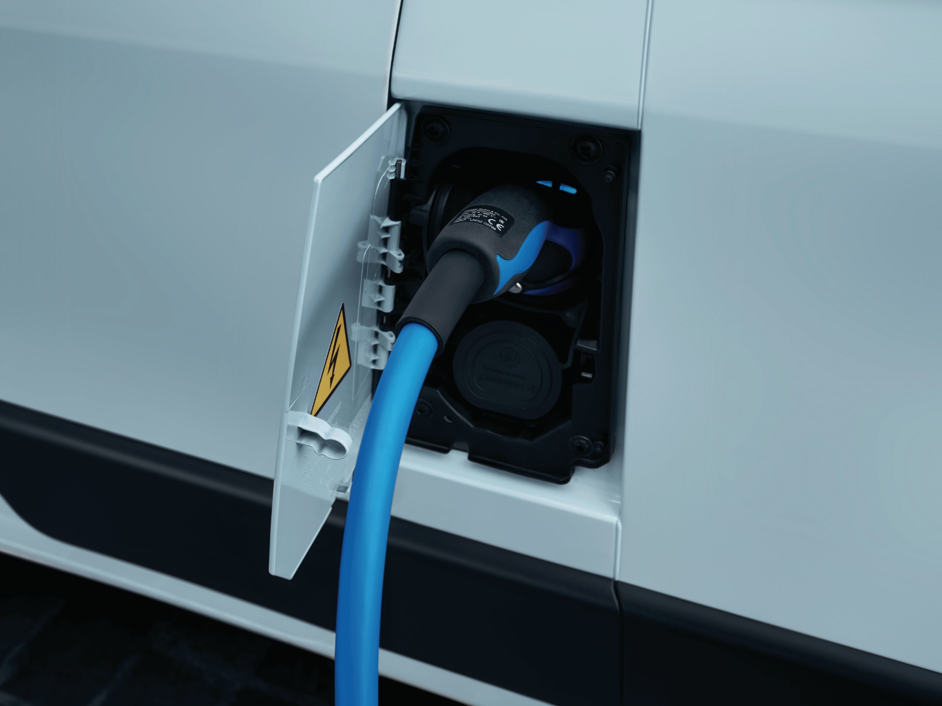 Detalle del puerto de carga del Peugeot e-Rifter, un componente clave de su electrificación.