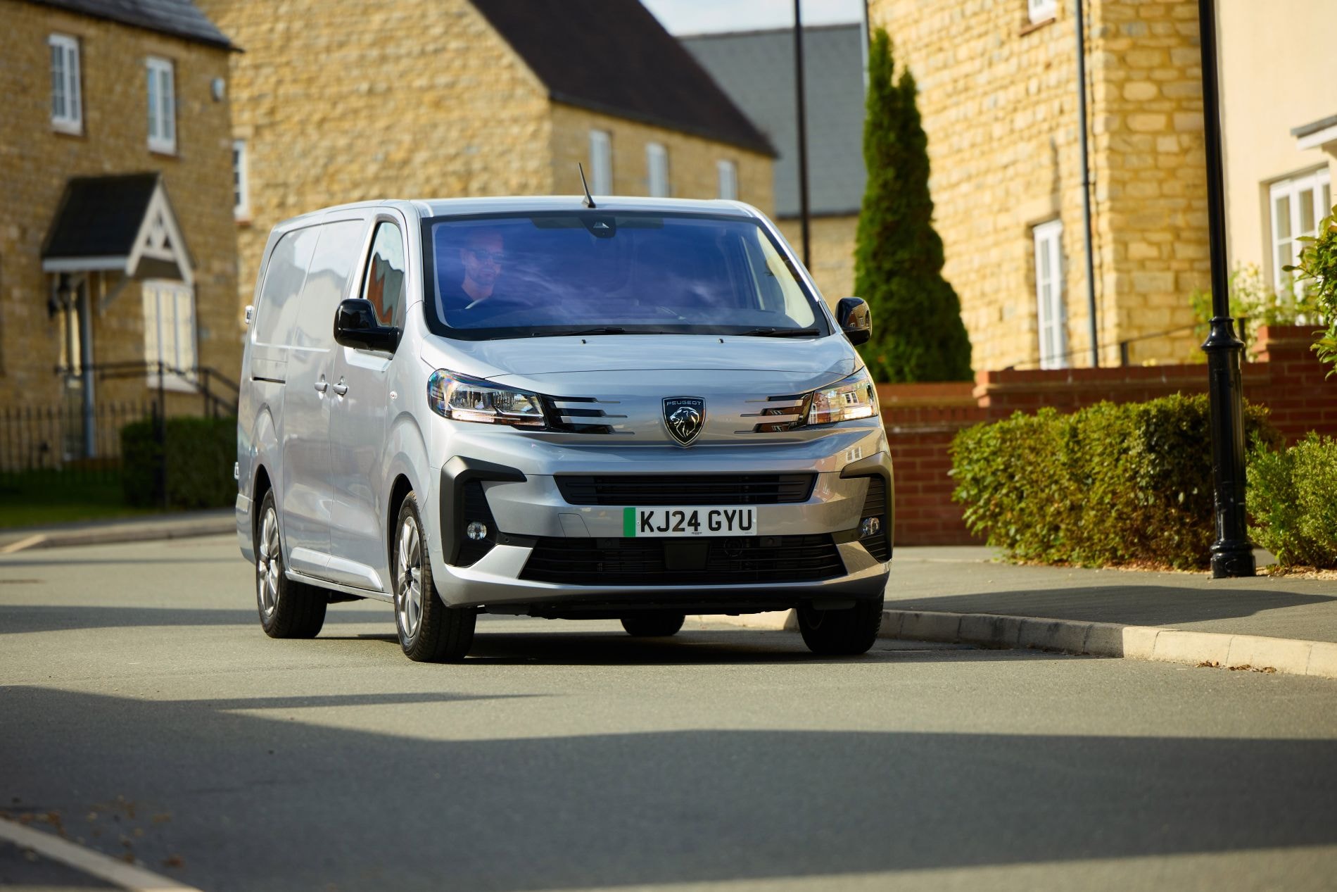 Ángulo frontal-lateral del Peugeot Expert, mostrando sus líneas dinámicas.