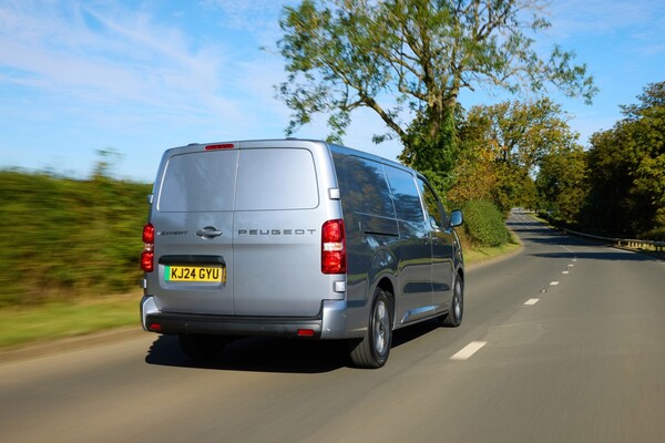 Vista frontal del Peugeot Expert, subrayando el diseño moderno y elegante. Vista frontal del Peugeot Expert, subrayando el diseño moderno y elegante.