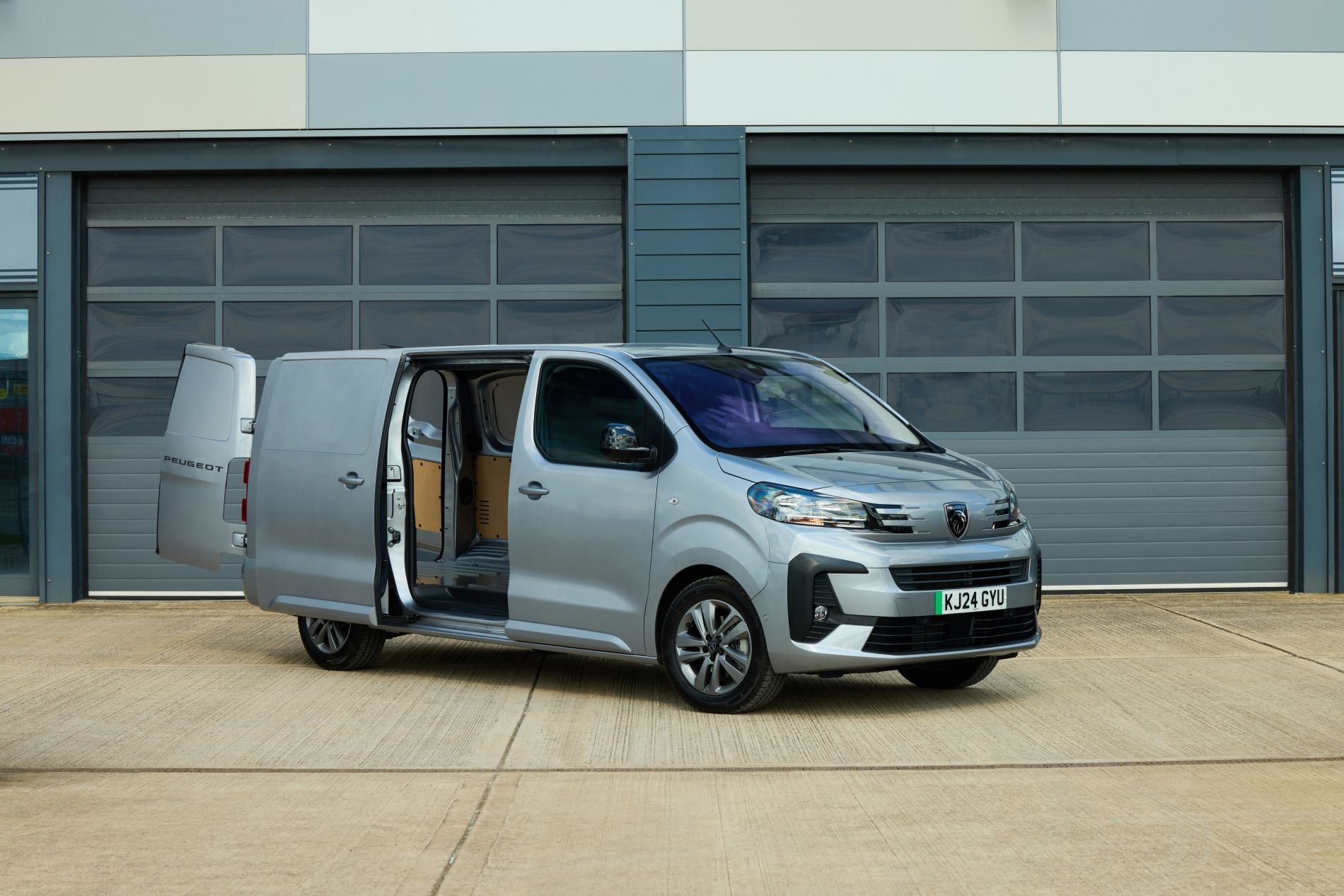 Pantalla de infoentretenimiento con detalles sobre la energía del vehículo.