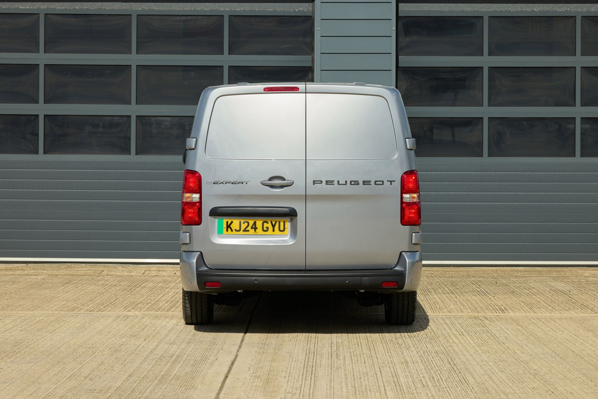 Vista lateral del Peugeot Expert, mostrando su diseño robusto y funcional.