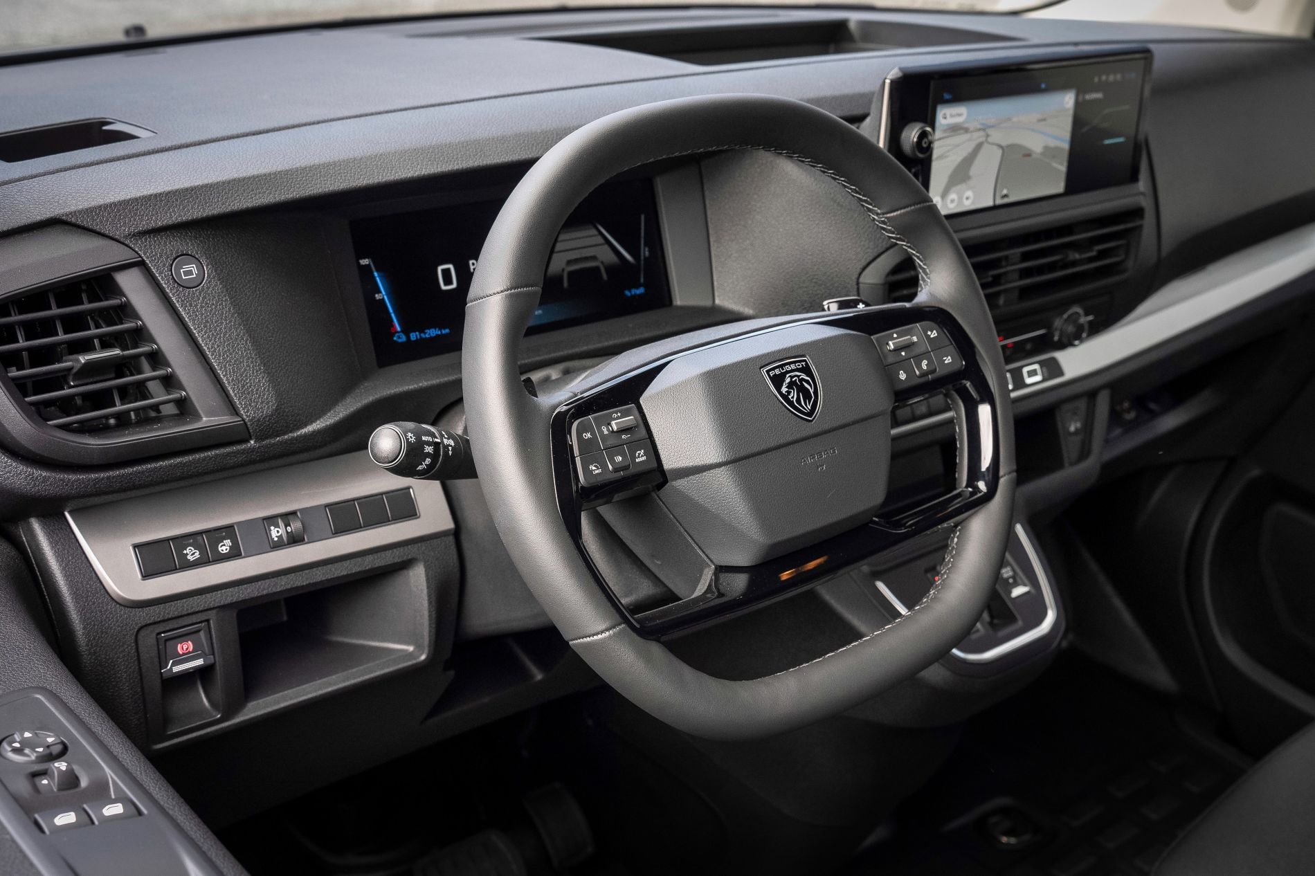 Visualización del límite de velocidad en la pantalla del coche.