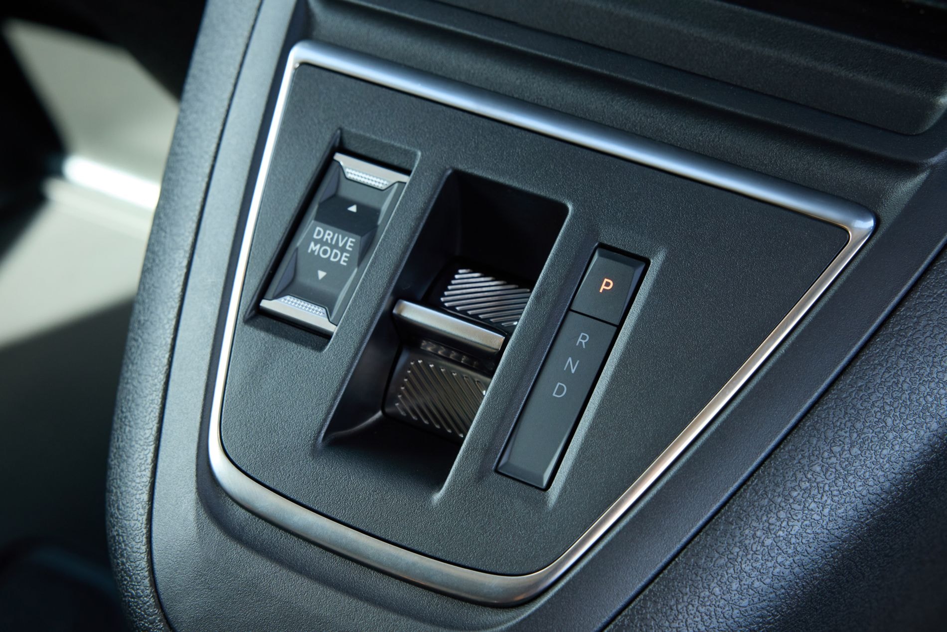 Vista frontal del Peugeot Expert resaltando su diseño robusto.