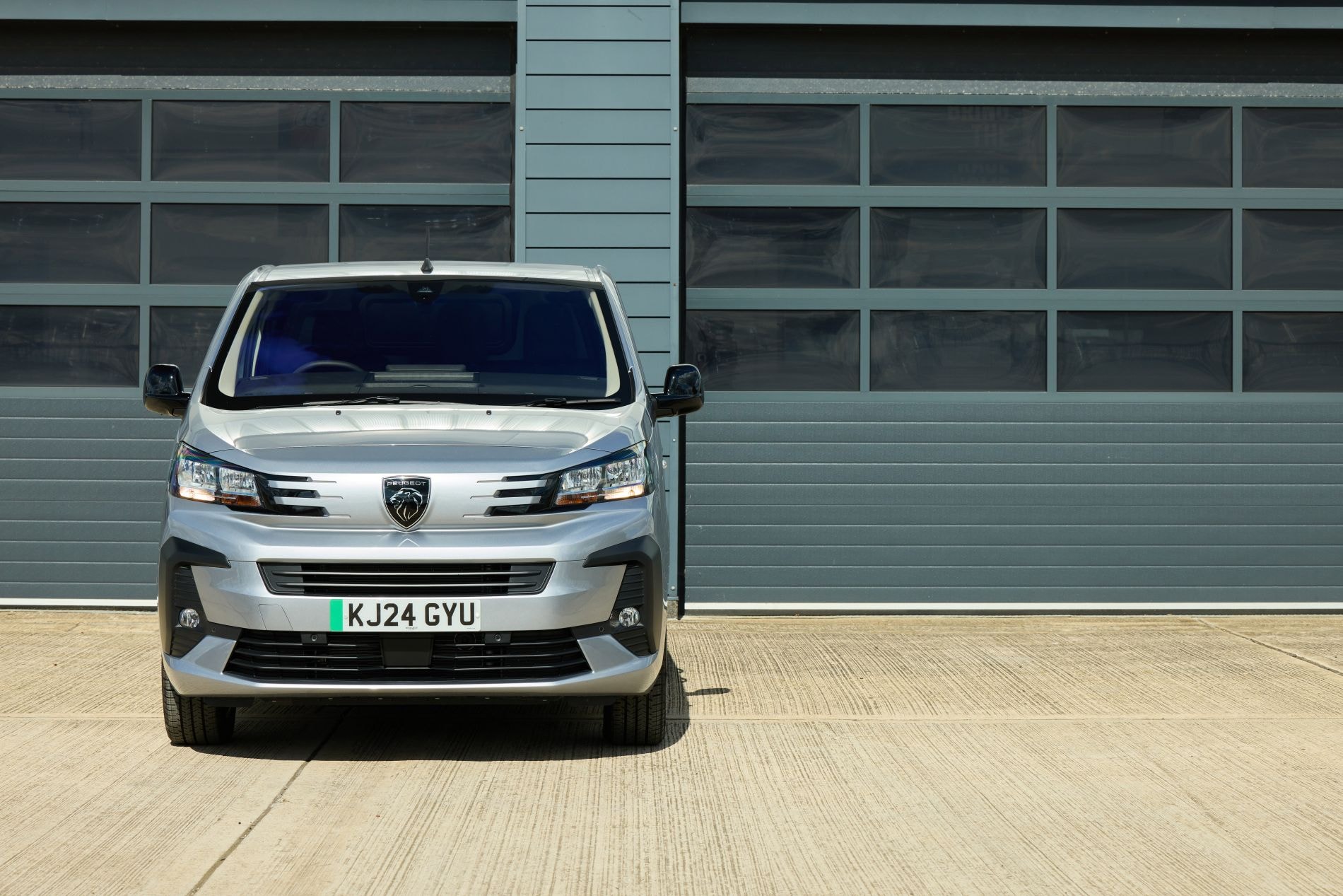 Peugeot Expert con puertas traseras abiertas, ideal para carga y accesibilidad.