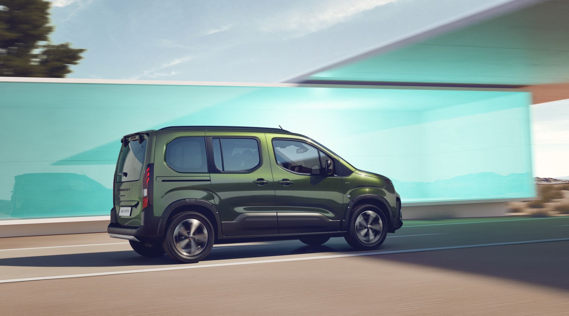 Interior del Peugeot Rifter con un panorámico techo