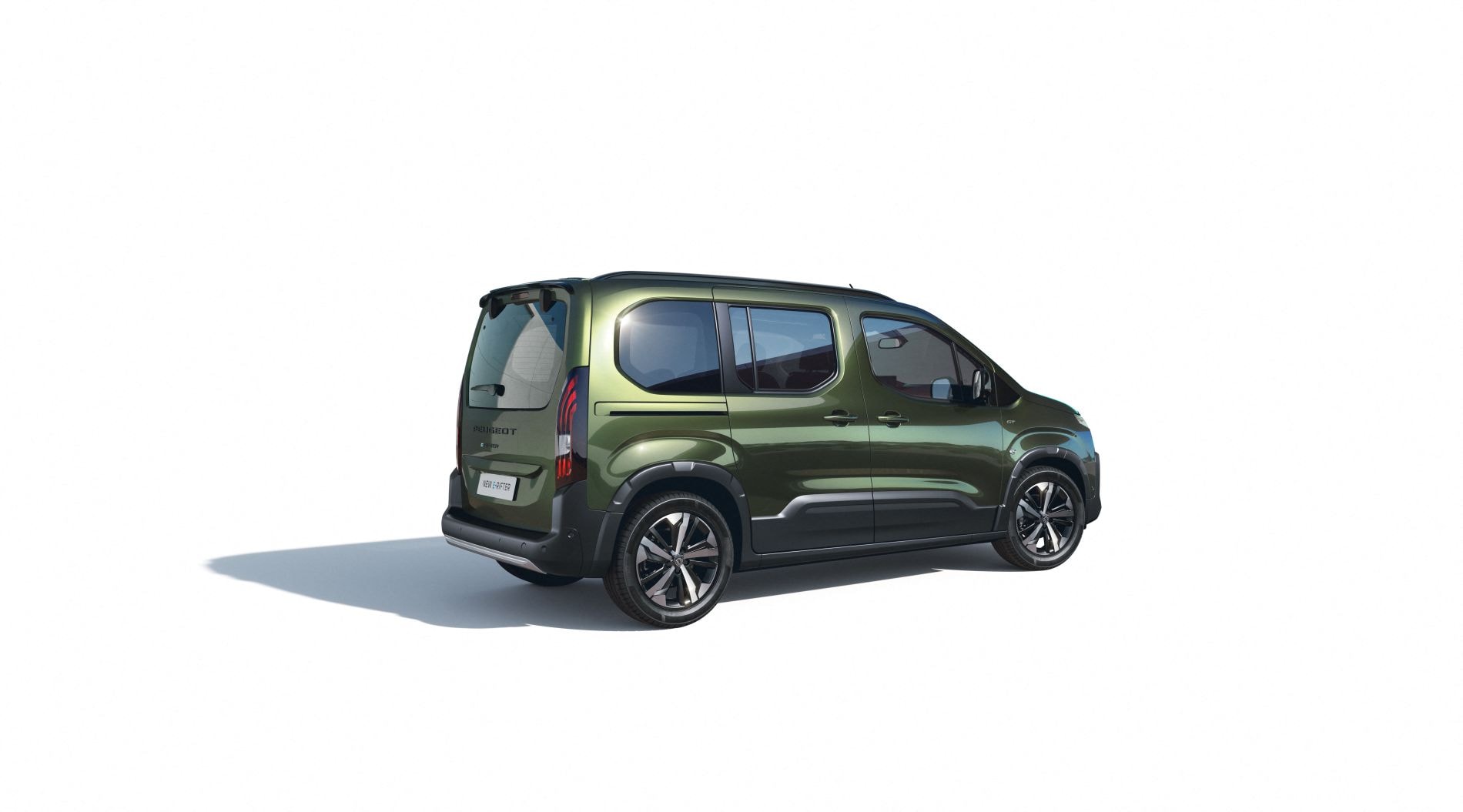 Vista lateral y trasera del Peugeot Rifter, destaca su diseño robusto y funcional.