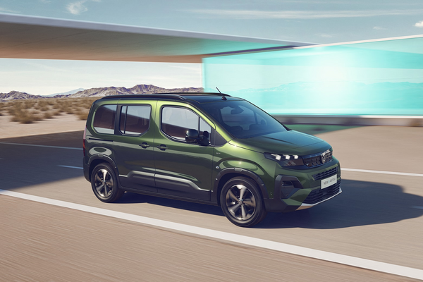 Imagen dinámica del Peugeot Rifter en color verde, destacando su perfil lateral en marcha. Imagen dinámica del Peugeot Rifter en color verde, destacando su perfil lateral en marcha.