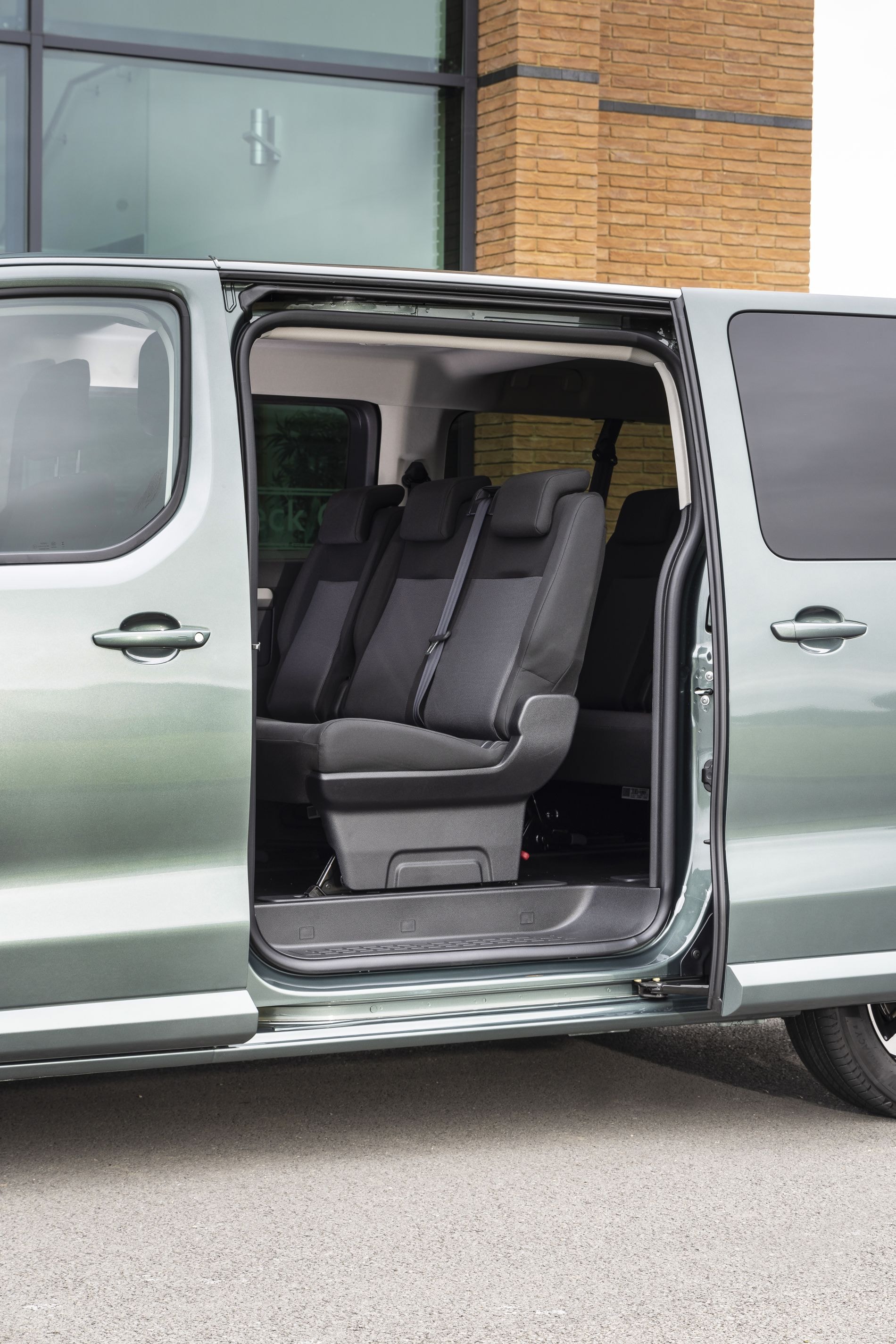 Perspectiva frontal del Peugeot Traveller, con líneas elegantes y robustez.