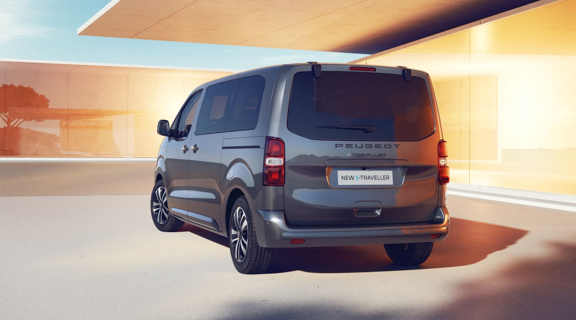 Interior trasero del Peugeot Traveller, con asientos cómodos y espacios optimizados.