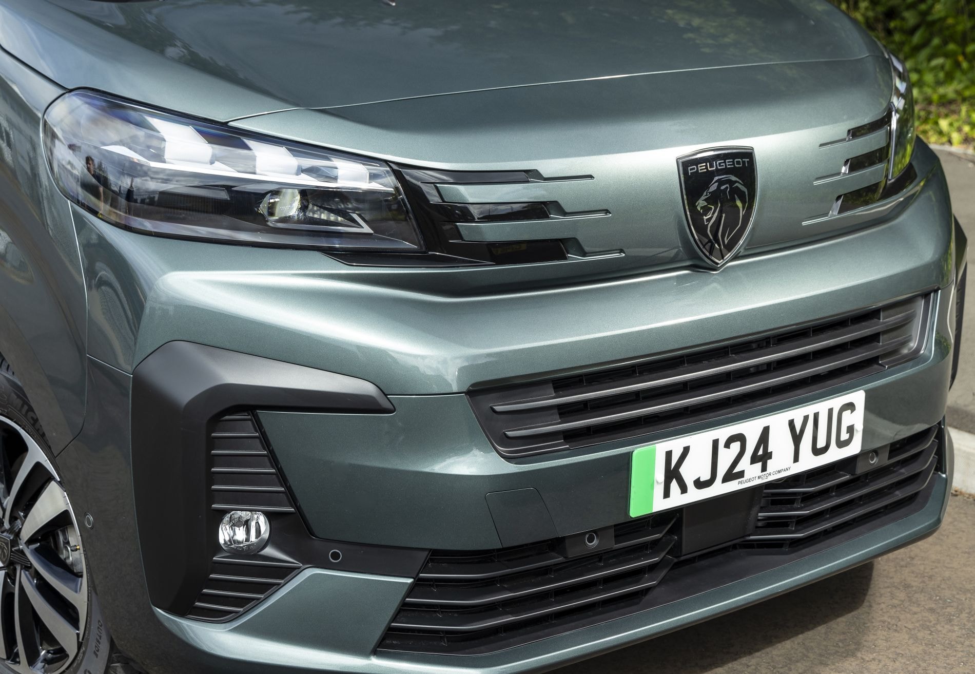 Vista lateral del Peugeot Traveller, destaca su diseño moderno y funcional.