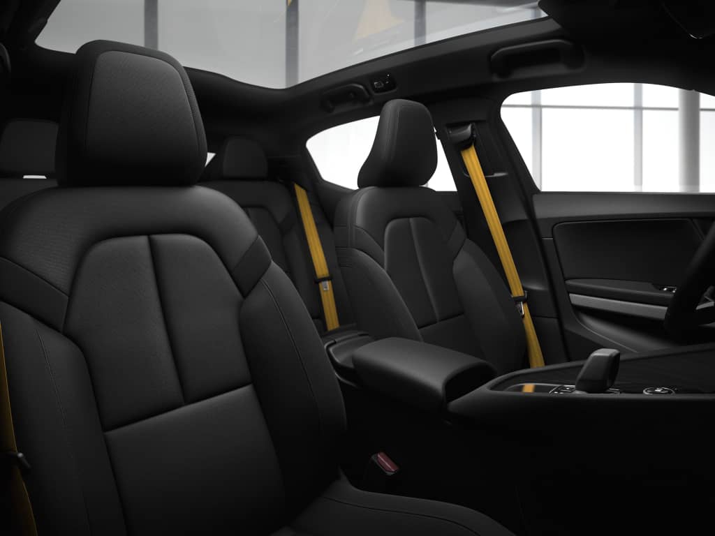 Vista de los asientos deportivos con acabados en contraste.